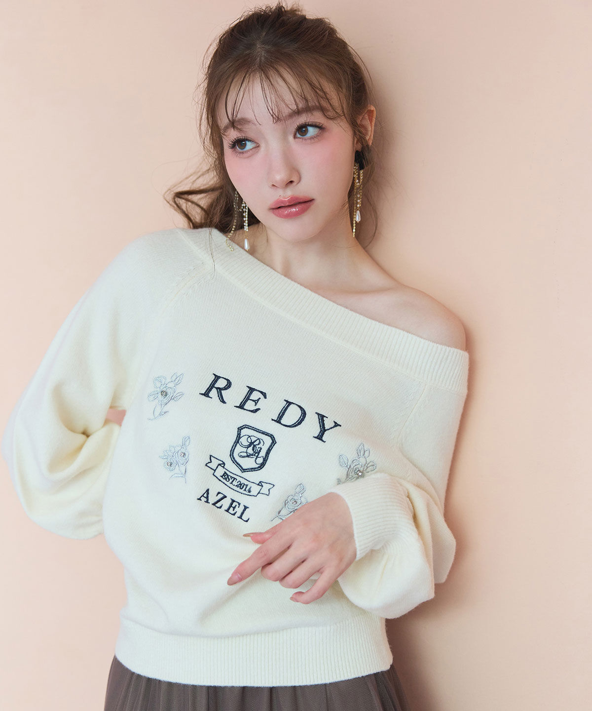 REDYAZEL「ビジューロゴエンブロイダリーニットプルオーバー」|ニット・セーター|オフ