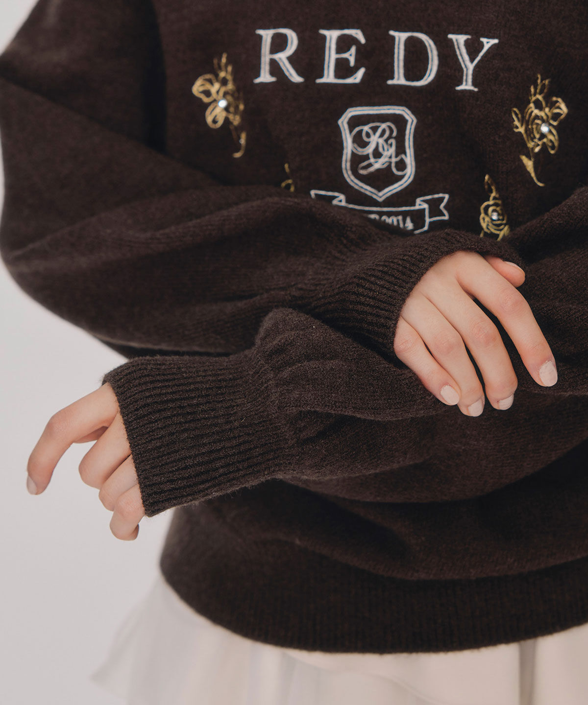 REDYAZEL「ビジューロゴエンブロイダリーニットプルオーバー」|ニット・セーター|