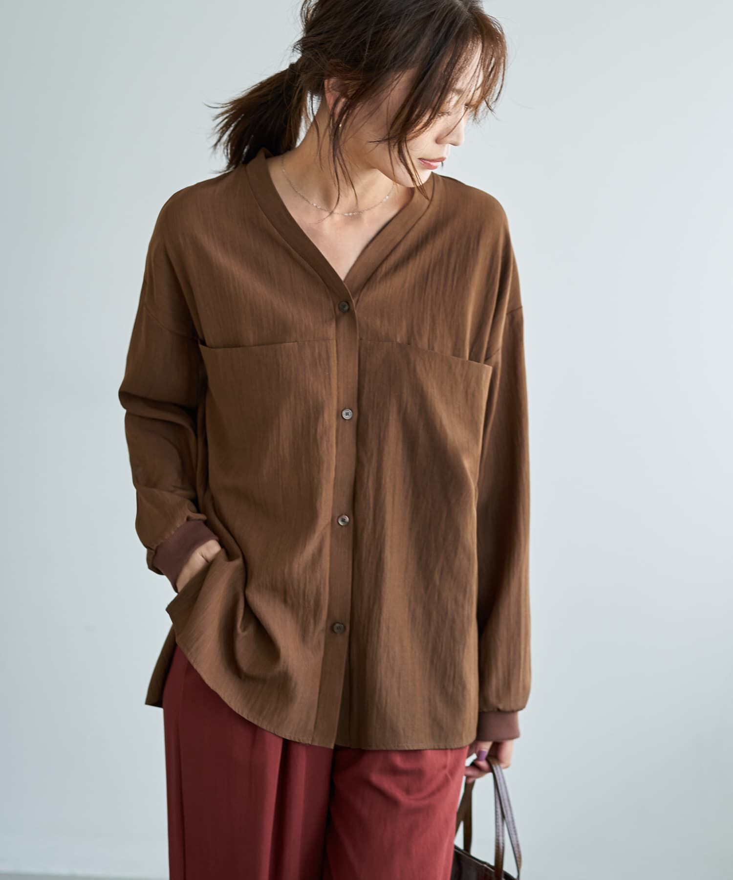STYLE DELI「袖口リブの身頃がポケットVネックシャツ」|シャツ・ブラウス|ブラウン