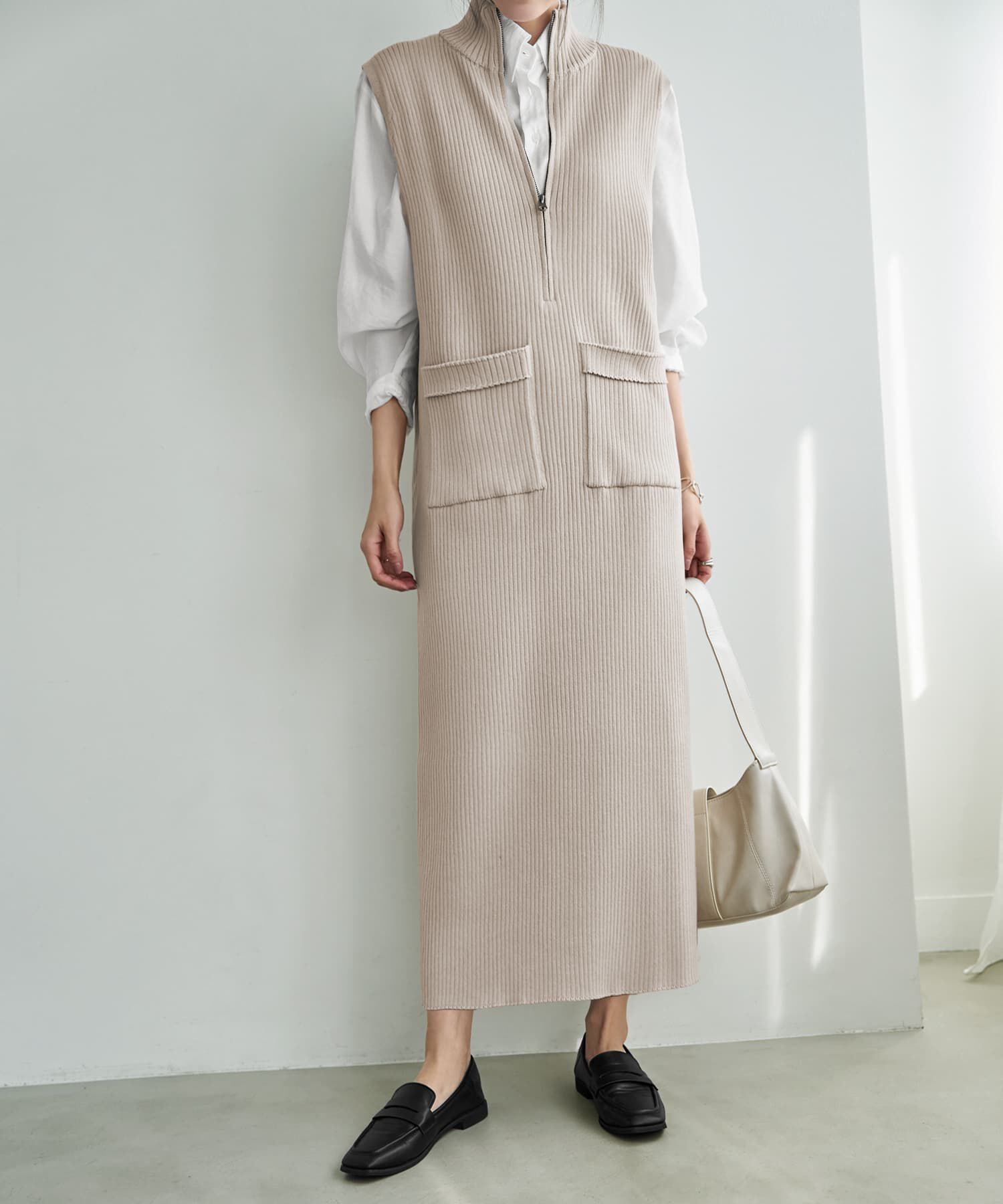 STYLE DELI「ジップ付きスタンドネックのリブニットワンピース」|ワンピース|サンドベージュ