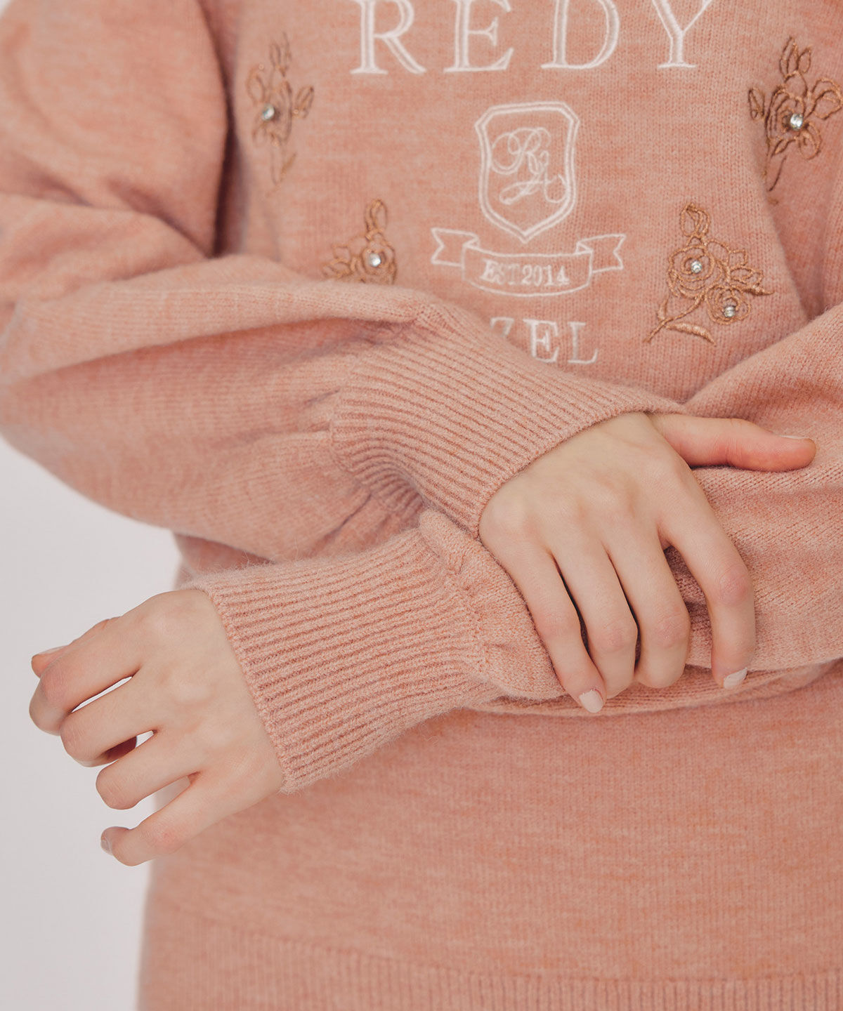 REDYAZEL「ビジューロゴエンブロイダリーニットプルオーバー」|ニット・セーター|