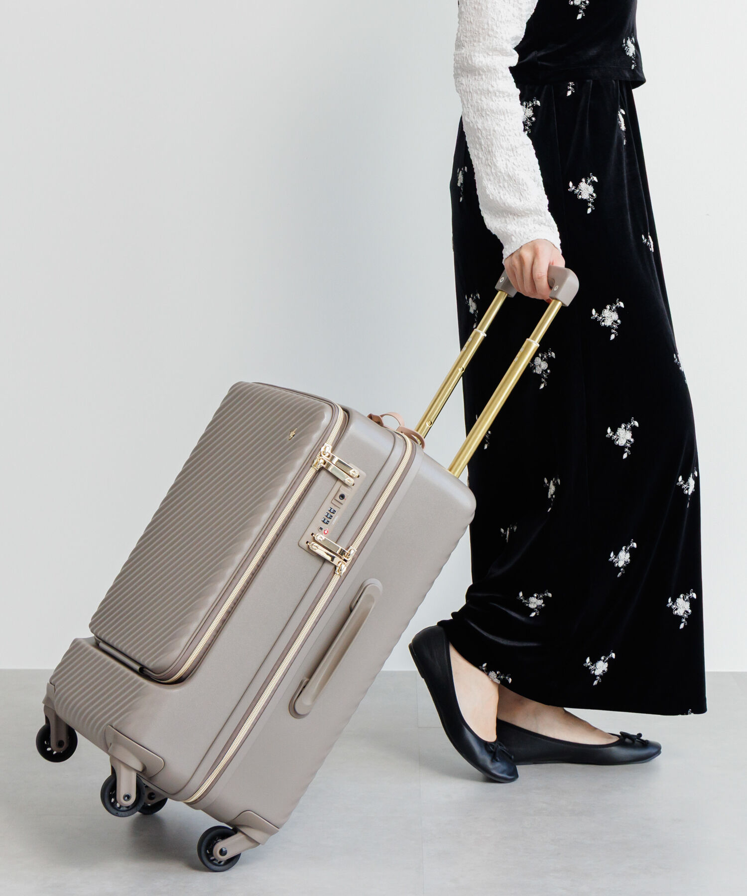 Jewelna Rose「Jewelna Rose HaNT &times;Jewelna Rose コラボ スーツケース 機内持ち込み フロントオープン 34L 06820」|キャリーケース|