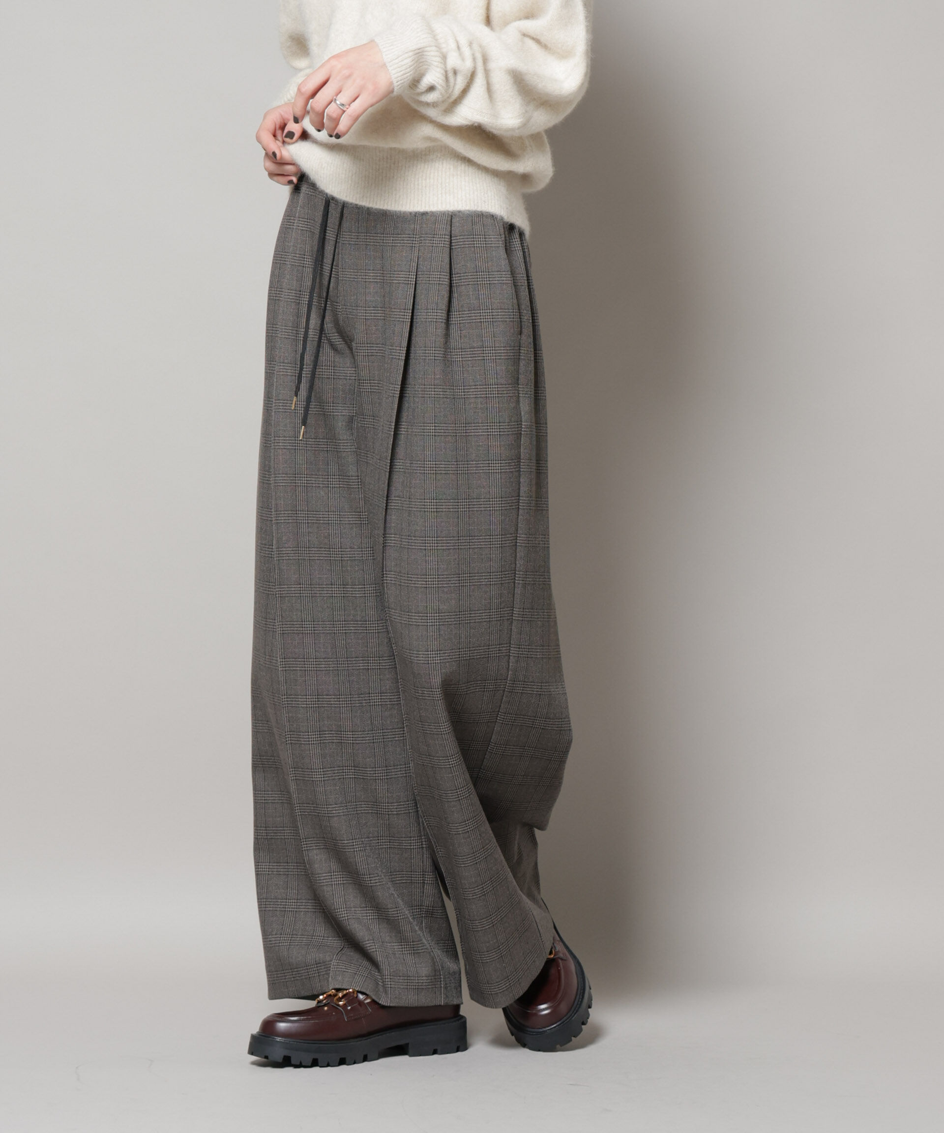 nano･universe「ストレッチサージチェックピンタックイージーワイドパンツ(セットアップ可)」|チノ|