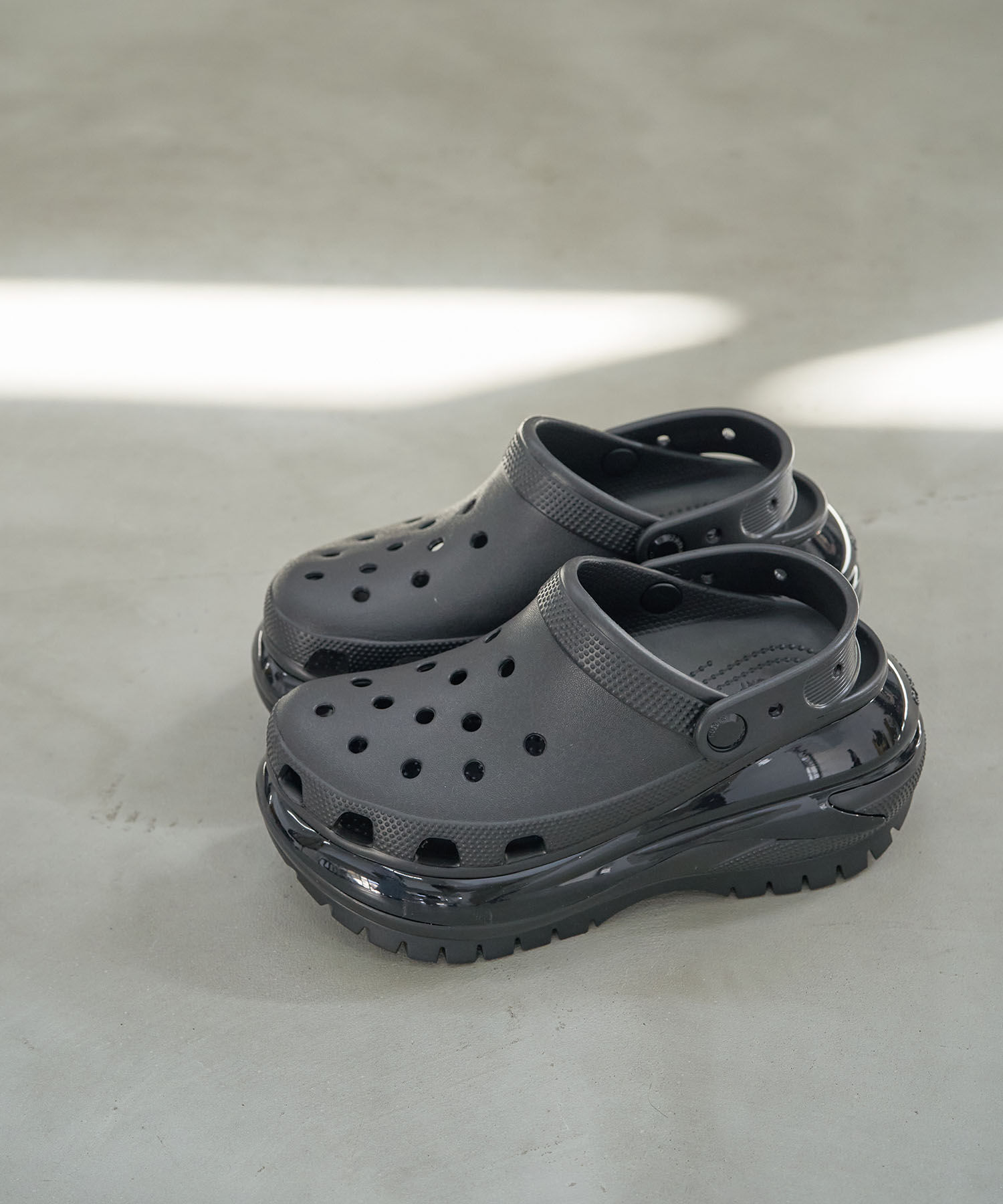 Juze「【crocs】MEGA CRUSH CLOG【WEB限定】」|サンダル|