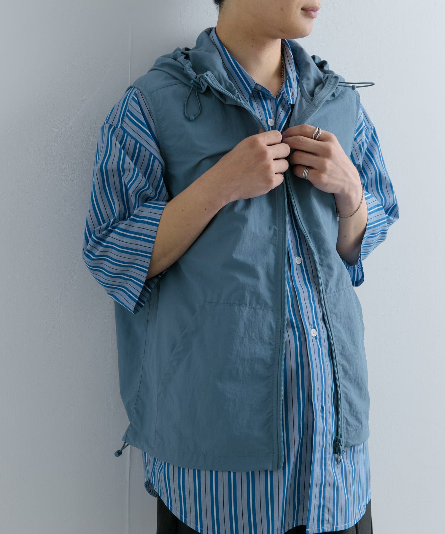 SENSE OF PLACE by URBAN RESEARCH「『セットアップ対応』ナイロンフーデッドトラックベスト」|ノーカラーコート|