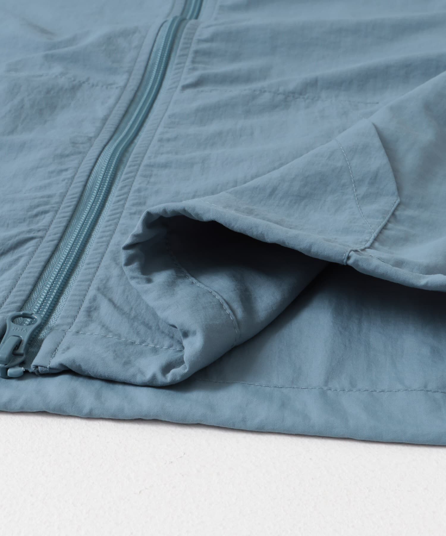 SENSE OF PLACE by URBAN RESEARCH「『セットアップ対応』ナイロンフーデッドトラックベスト」|ノーカラーコート|