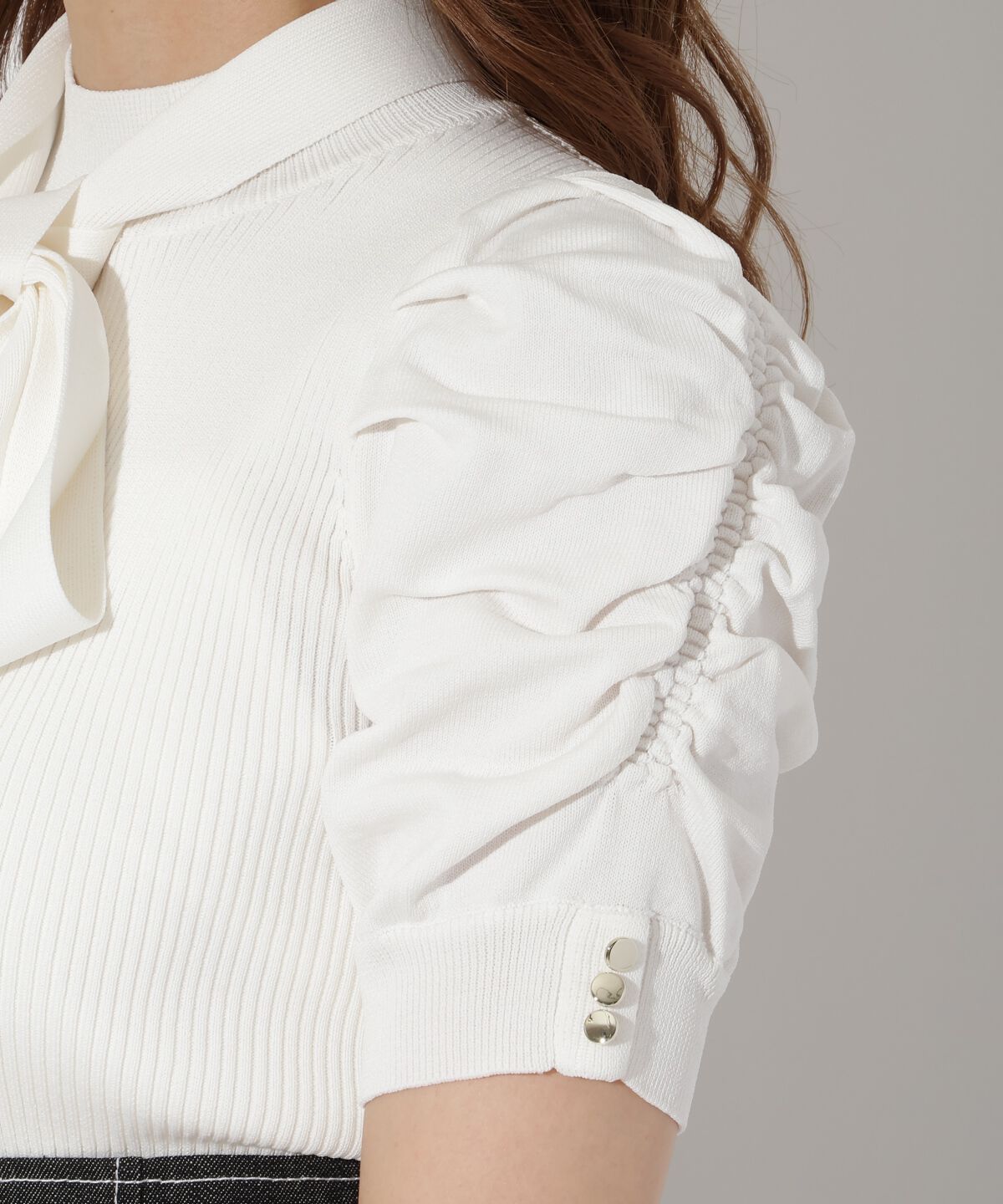 アンドクチュール「袖ギャザーボウタイ付き半袖ニットプルオーバー」|ニット・セーター|