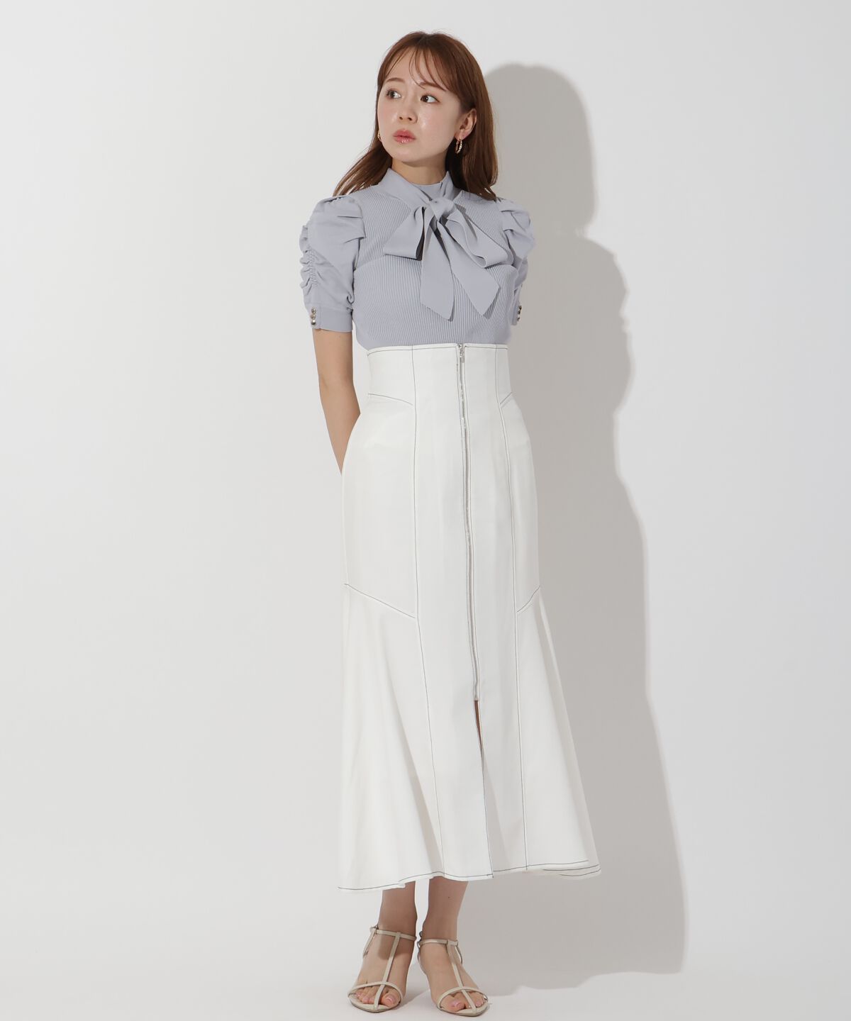 アンドクチュール「袖ギャザーボウタイ付き半袖ニットプルオーバー」|ニット・セーター|