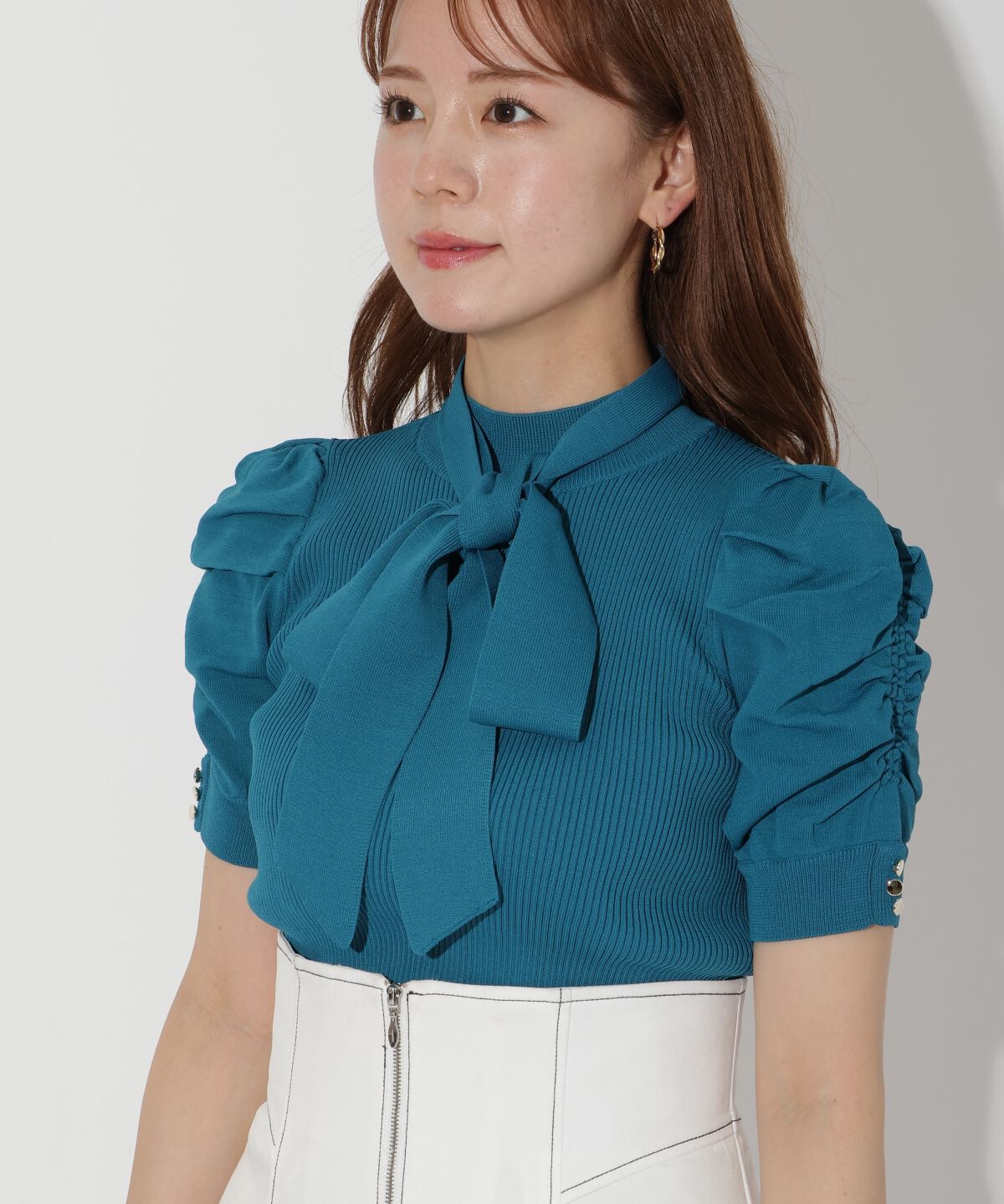 アンドクチュール「袖ギャザーボウタイ付き半袖ニットプルオーバー」|ニット・セーター|