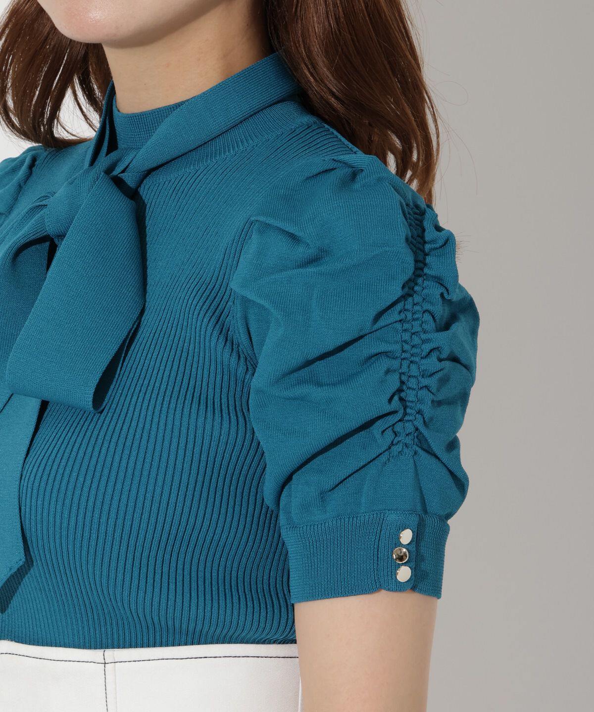 アンドクチュール「袖ギャザーボウタイ付き半袖ニットプルオーバー」|ニット・セーター|