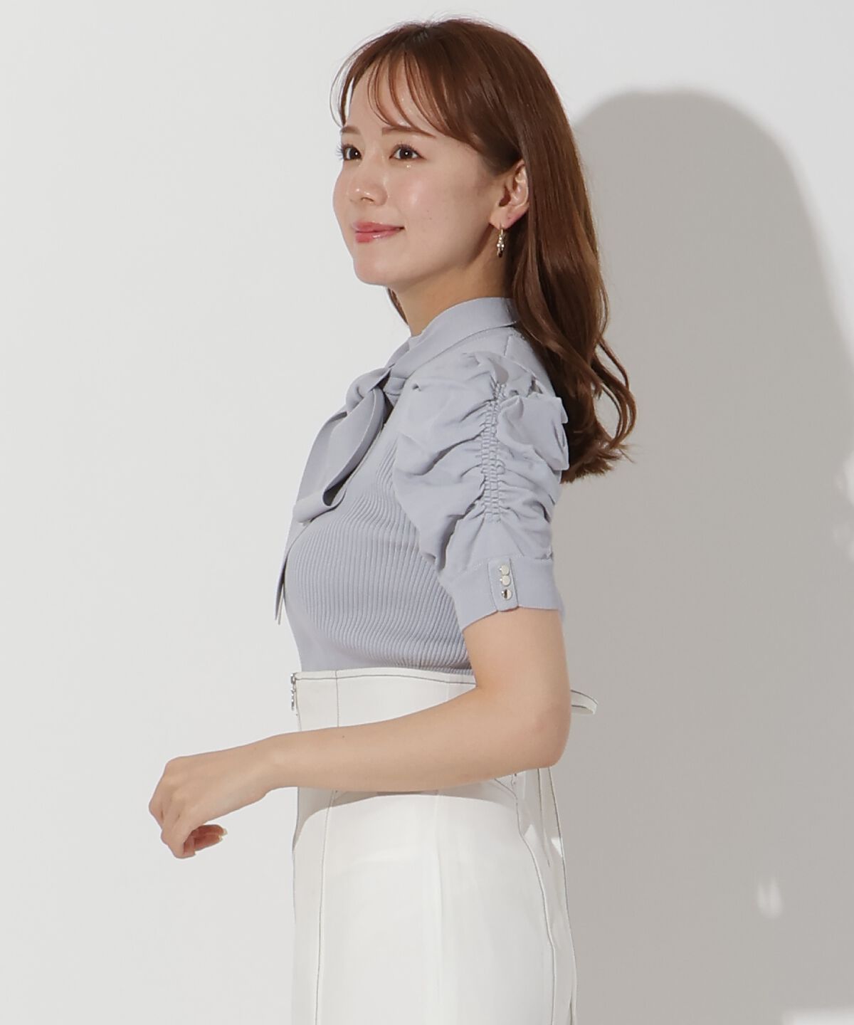 アンドクチュール「袖ギャザーボウタイ付き半袖ニットプルオーバー」|ニット・セーター|