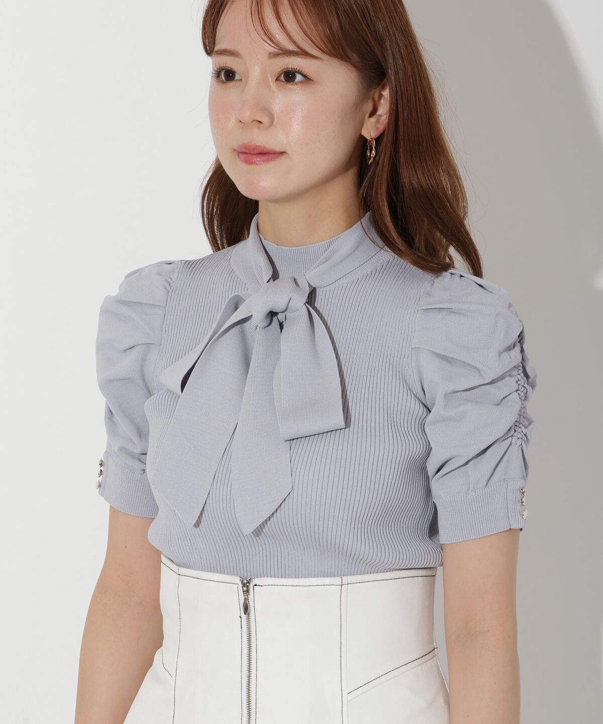 アンドクチュール「袖ギャザーボウタイ付き半袖ニットプルオーバー」|ニット・セーター|