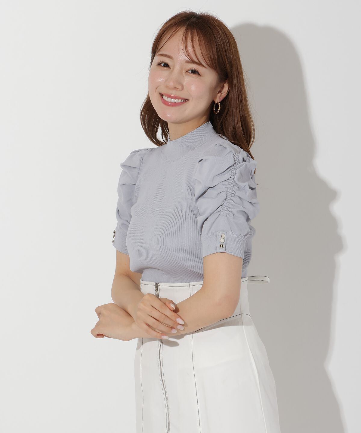 アンドクチュール「袖ギャザーボウタイ付き半袖ニットプルオーバー」|ニット・セーター|