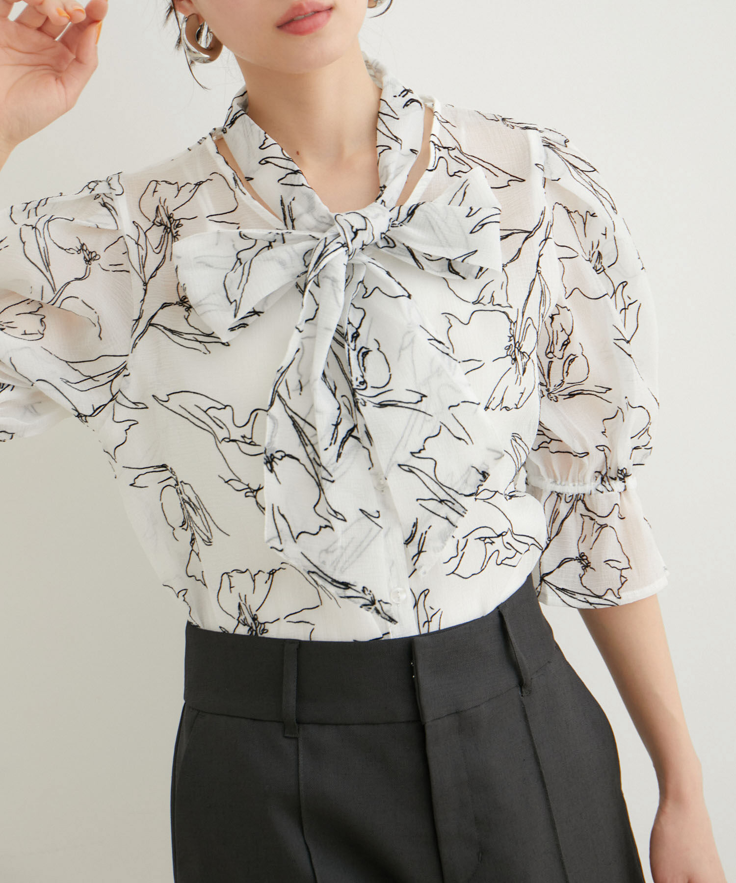 VIS「【選べる素材】アソートボウタイリボンブラウス」|シャツ・ブラウス|ホワイト系(11)