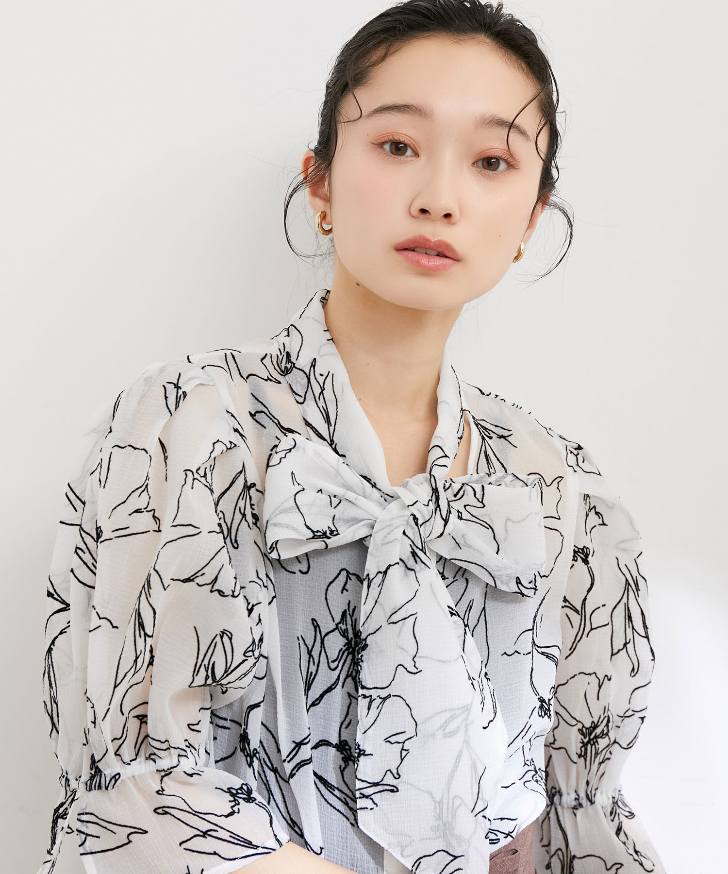 VIS「【選べる素材】アソートボウタイリボンブラウス」|シャツ・ブラウス|