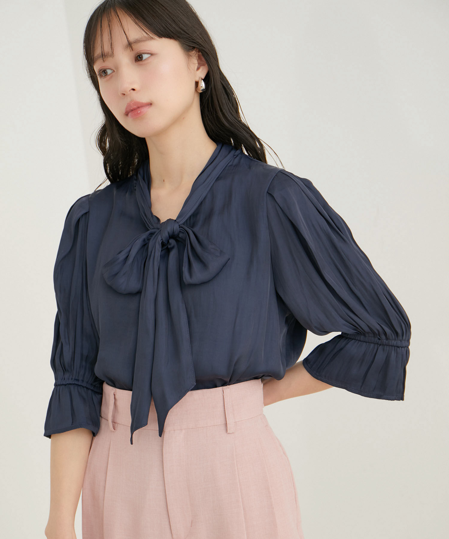 VIS「【選べる素材】アソートボウタイリボンブラウス」|シャツ・ブラウス|ネイビー(40)
