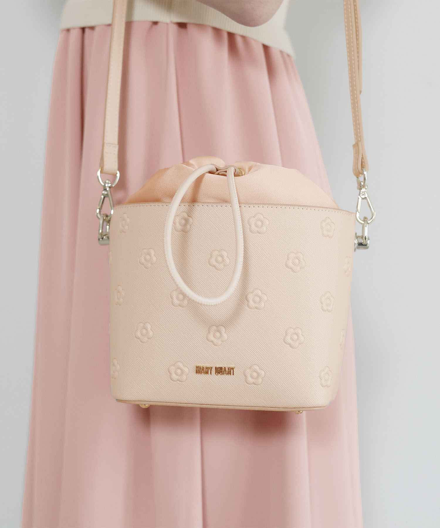 MARY QUANT「シンプルエンボスデイジー ドロストショルダー」|ショルダー・メッセンジャー|ベージュ