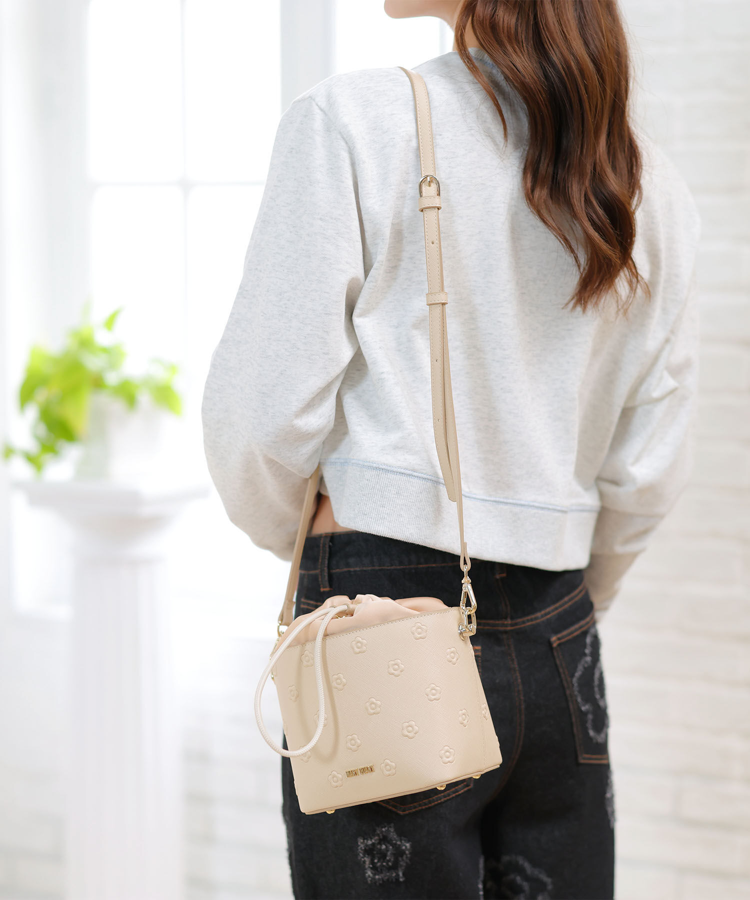 MARY QUANT「シンプルエンボスデイジー ドロストショルダー」|ショルダー・メッセンジャー|