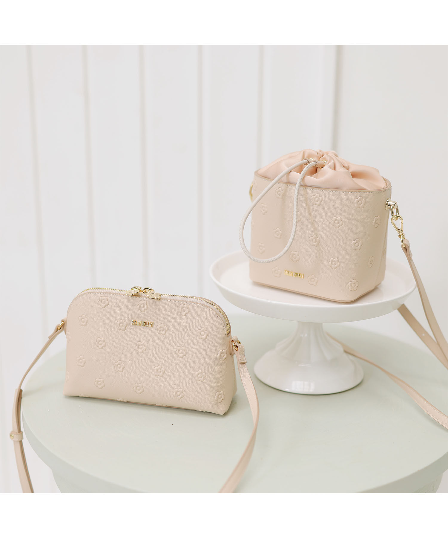 MARY QUANT「シンプルエンボスデイジー ドロストショルダー」|ショルダー・メッセンジャー|