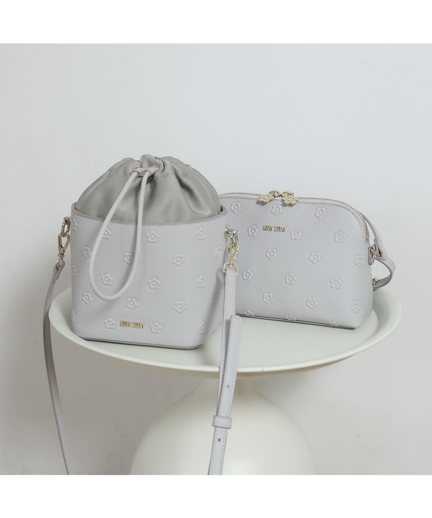 MARY QUANT「シンプルエンボスデイジー ドロストショルダー」|ショルダー・メッセンジャー|