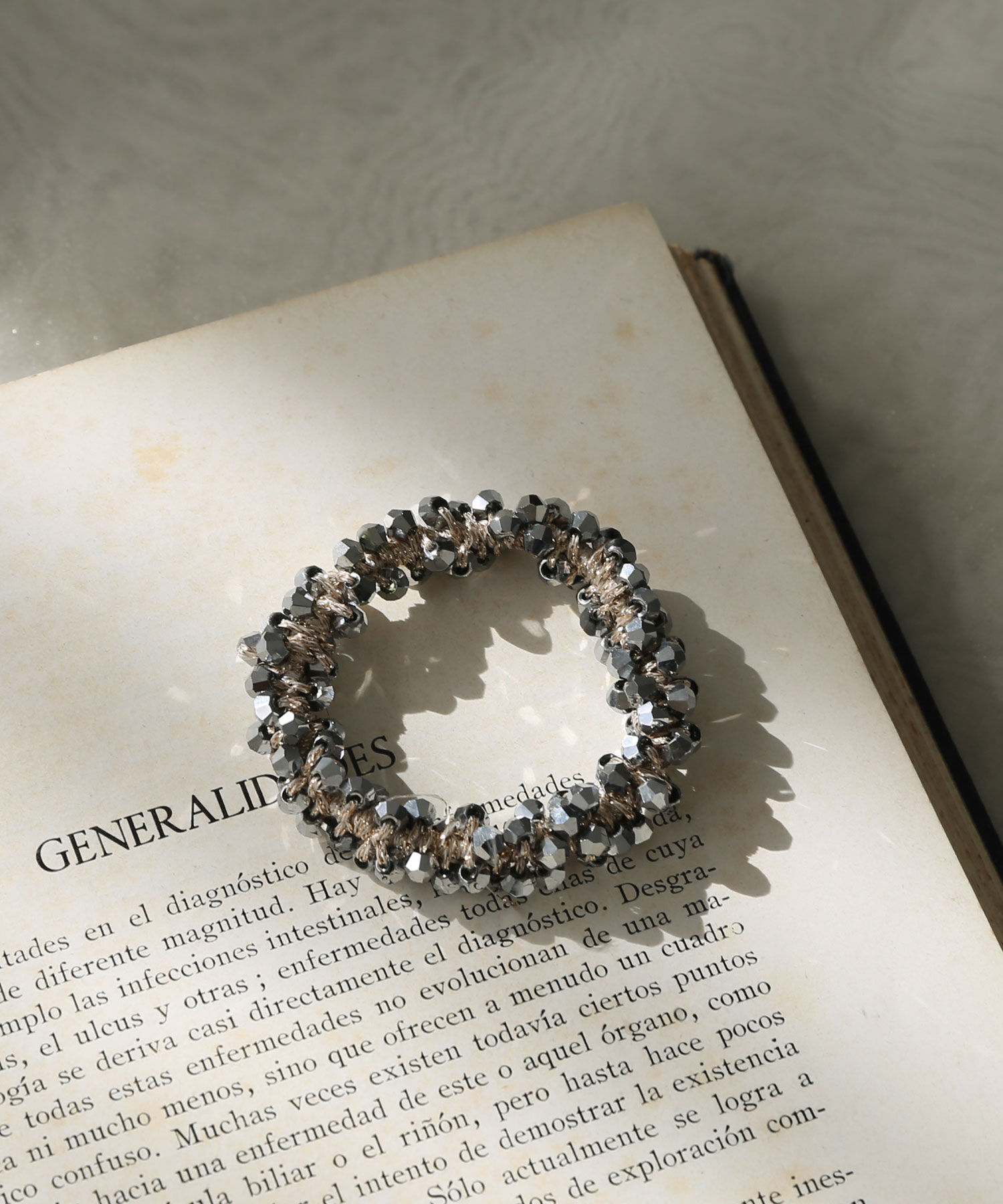  「スリムビーズシュシュ」|ヘアゴム・シュシュ|グレー