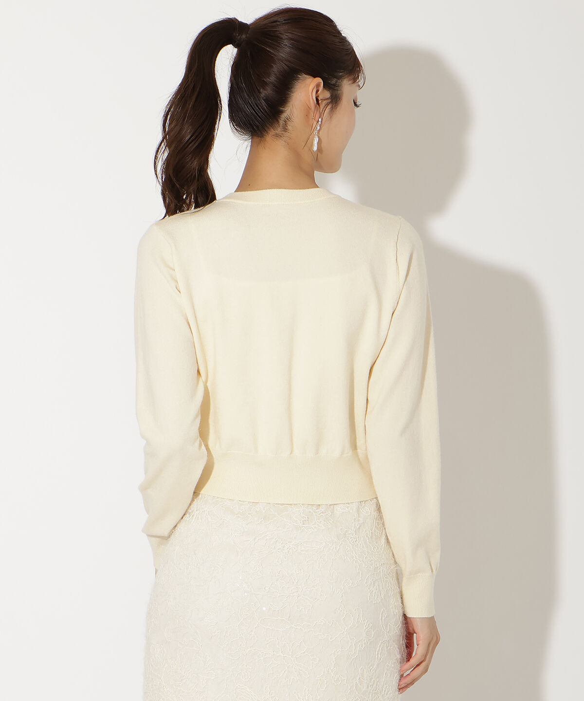 アンドクチュール「ビジューボタンクルーネックカーディガン」|カーディガン|