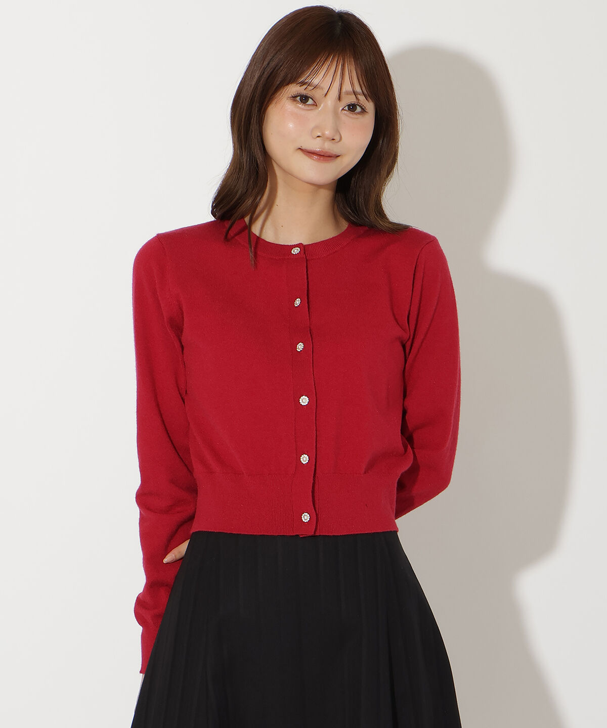 アンドクチュール「ビジューボタンクルーネックカーディガン」|カーディガン|レッド
