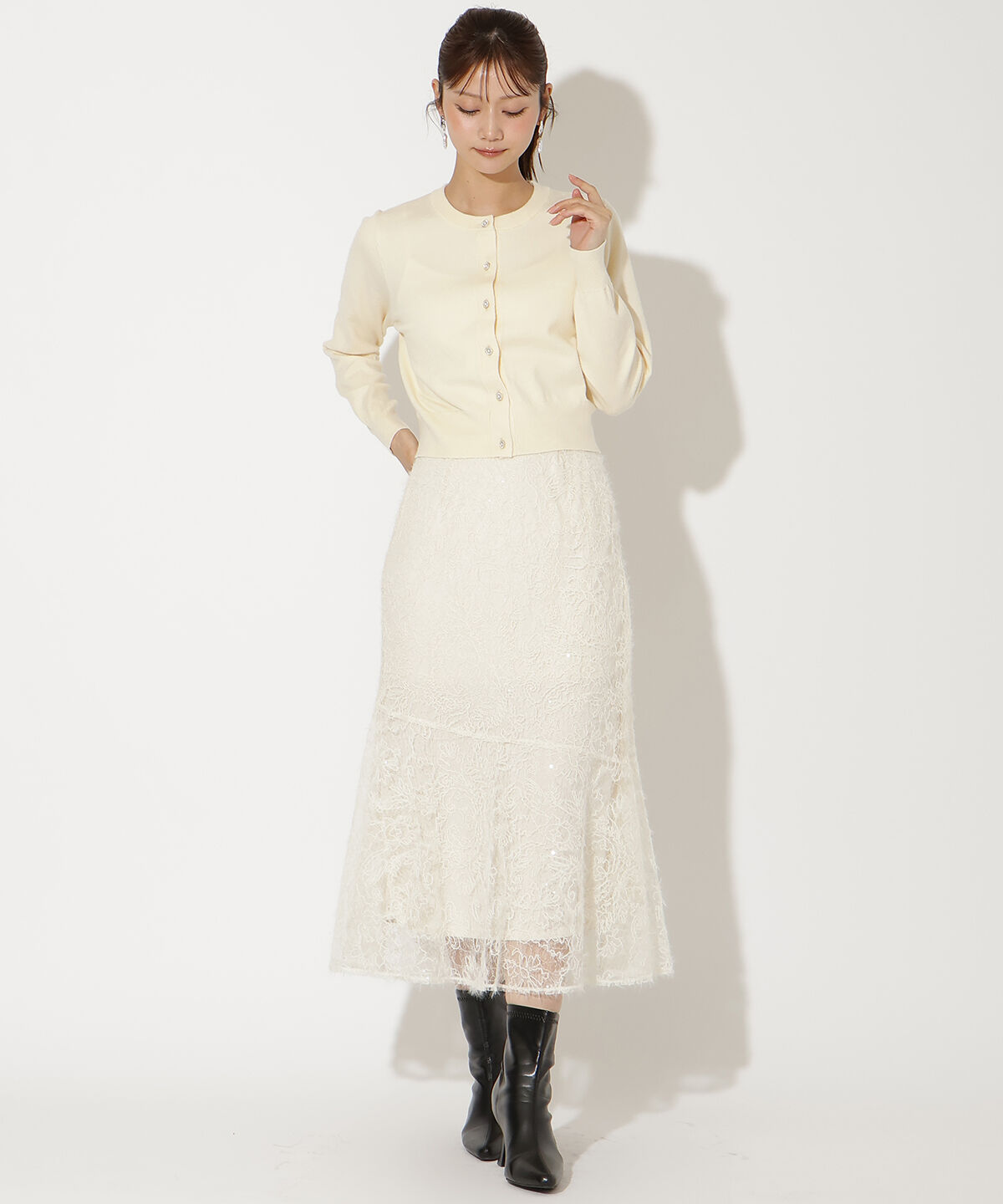 アンドクチュール「ビジューボタンクルーネックカーディガン」|カーディガン|