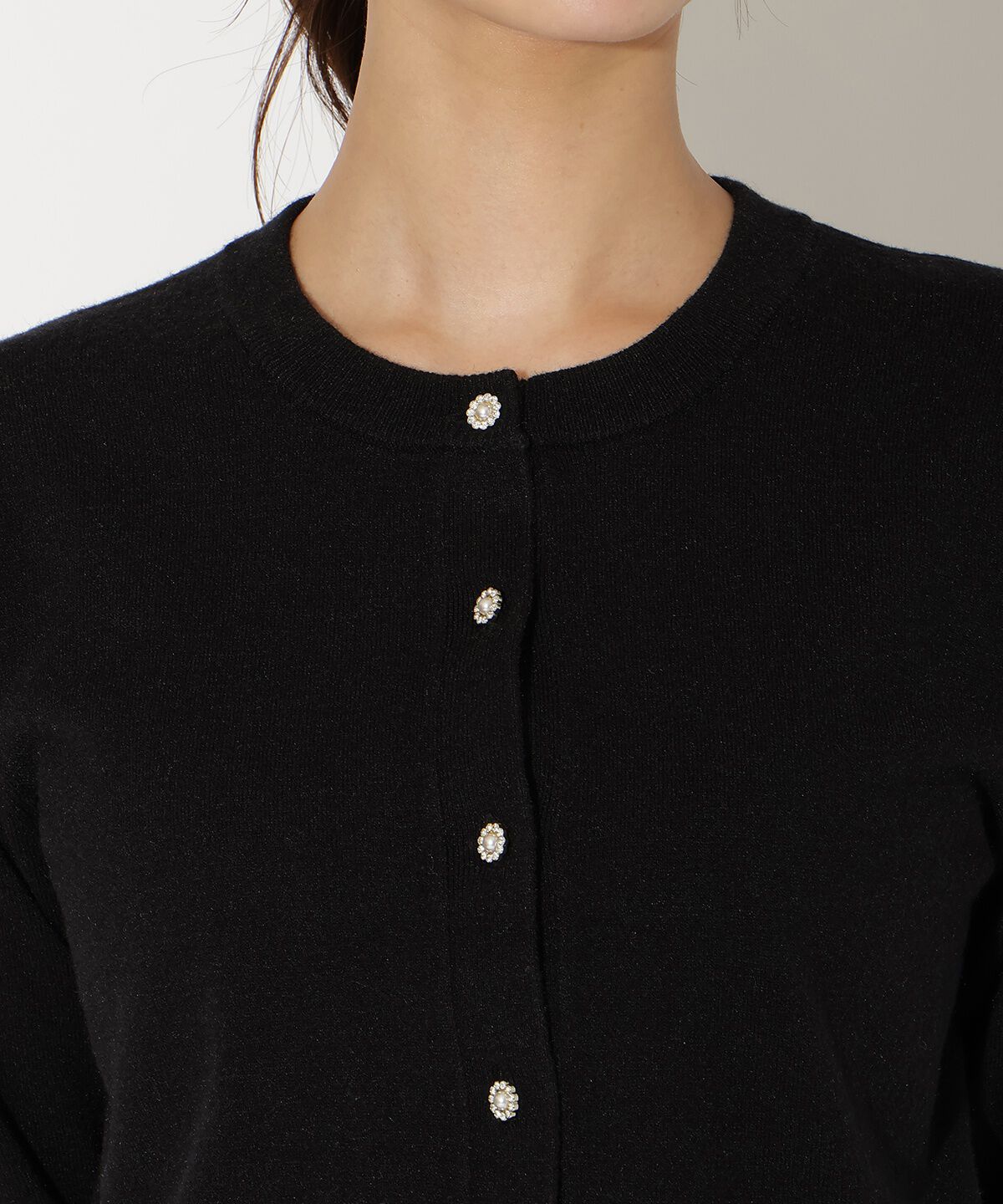 アンドクチュール「ビジューボタンクルーネックカーディガン」|カーディガン|