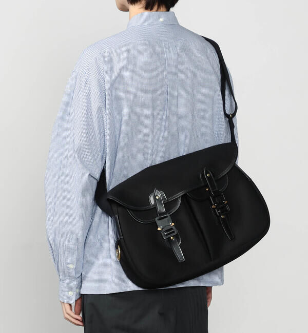 Brady「Brady | ARIEL TROUT LARGE with COBRA BUCKLE UNISEX」|ショルダー・メッセンジャー|BLACK