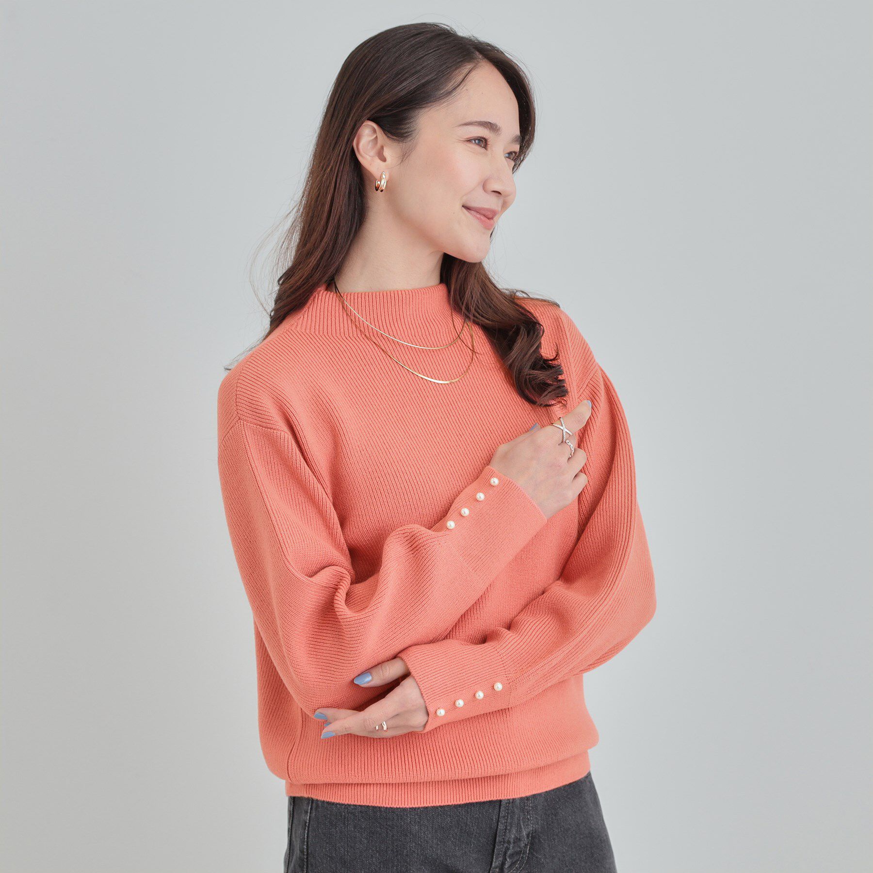 SHOO･LA･RUE「【洗濯機可/S-LL/毛玉になりにくい】お袖パールで上品な ハイネックニット」|ニット・セーター|