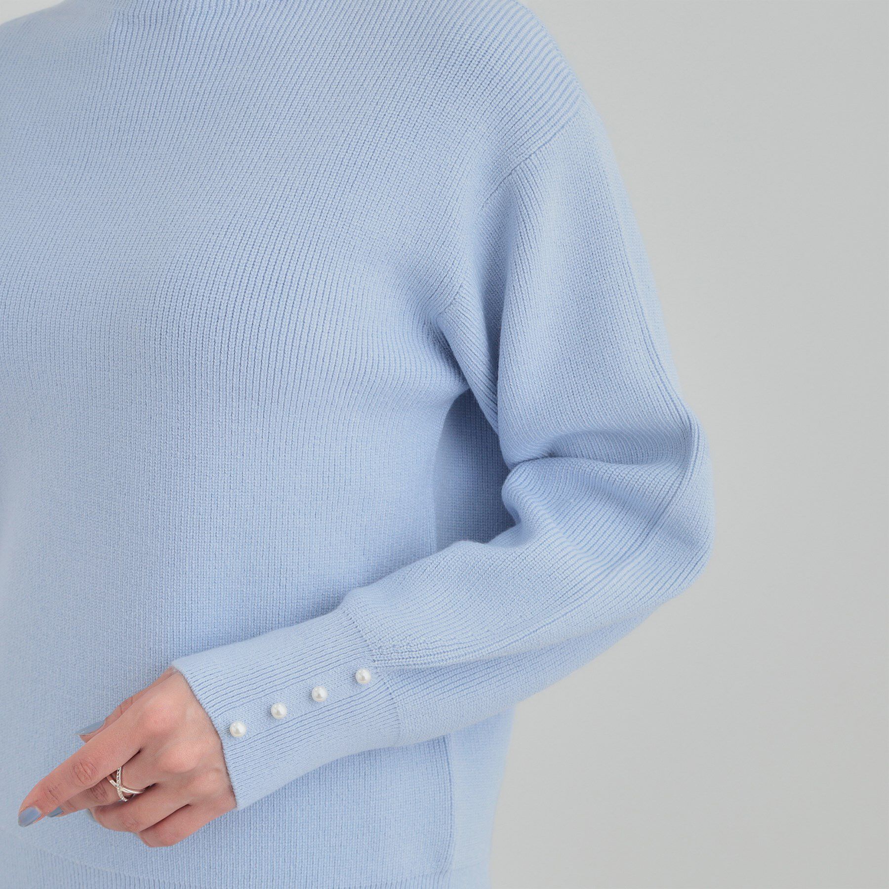 SHOO･LA･RUE「【洗濯機可/S-LL/毛玉になりにくい】お袖パールで上品な ハイネックニット」|ニット・セーター|