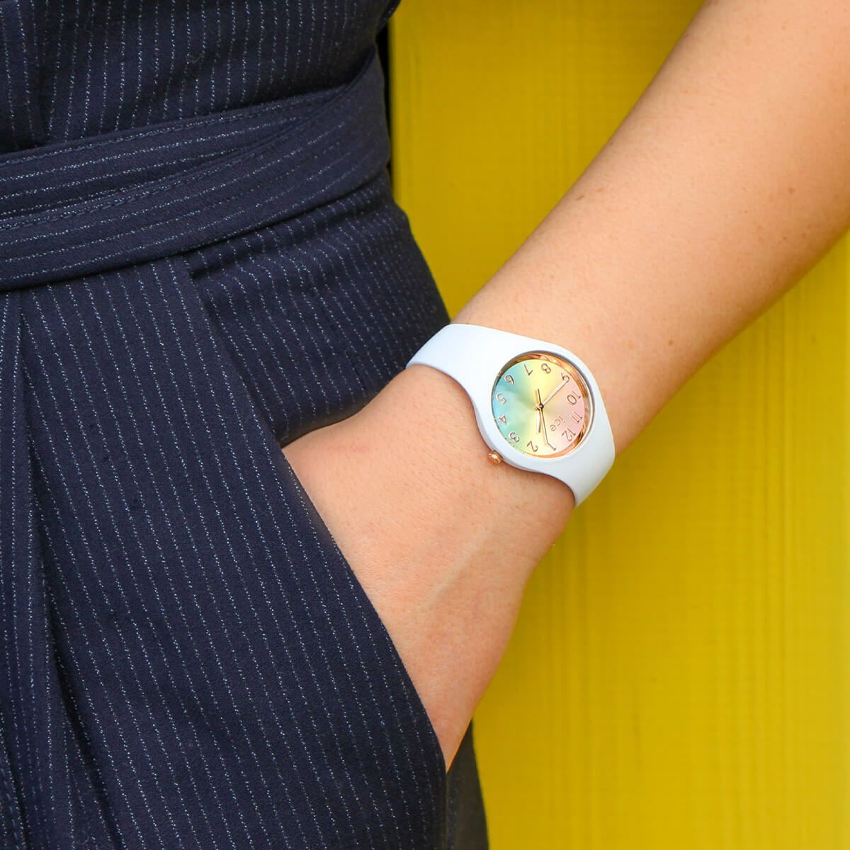 ICE-WATCH「〈ICE-WATCH(ｱｲｽｳｫｯﾁ)〉ICE sunset ﾚｲﾝﾎﾞｰ ｽﾓｰﾙ」|腕時計|WHITE