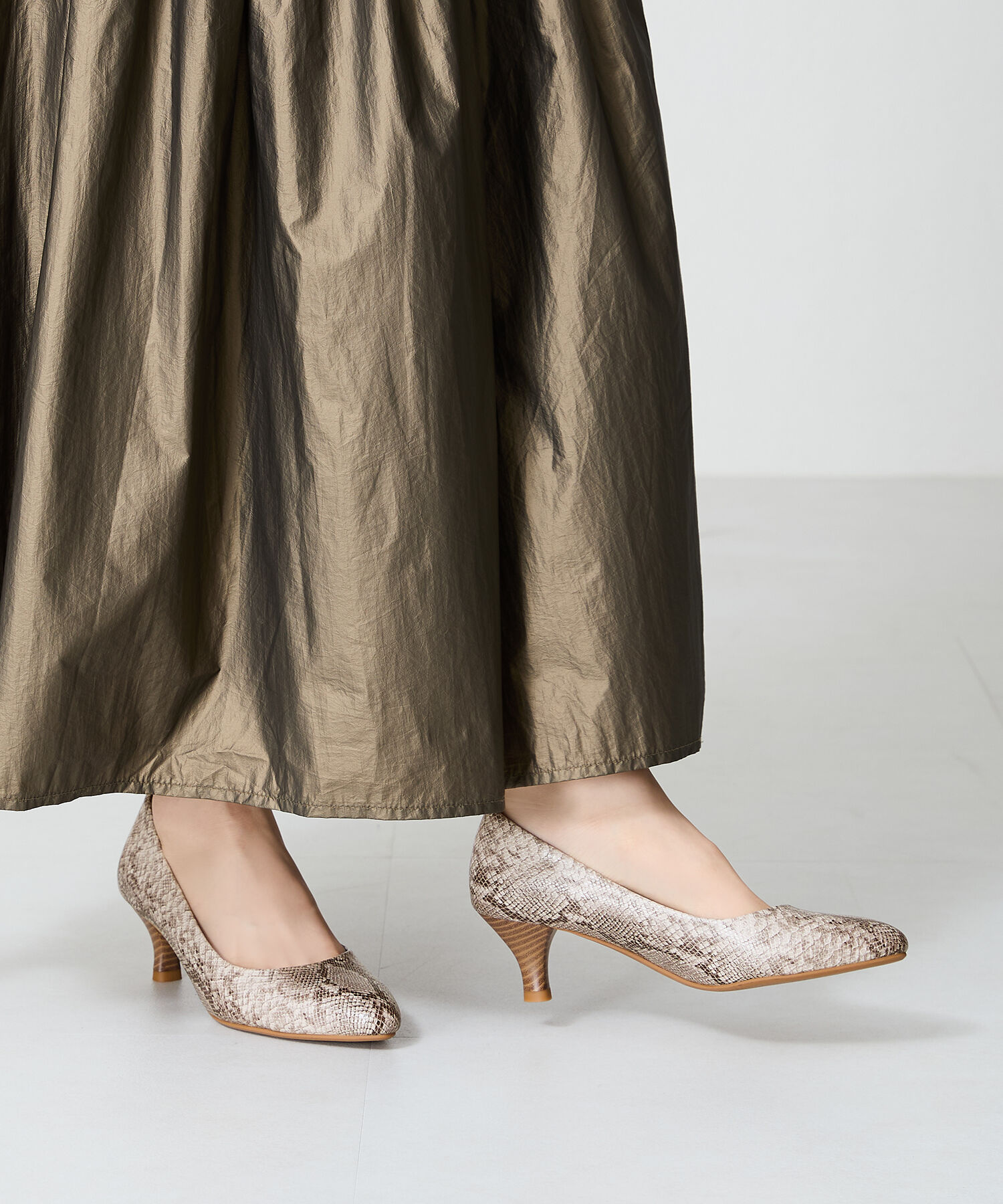 ORiental TRaffic「【WEB限定 / 累計9万足突破】 ミドルヒール パンプス /R-4008  ヒール5.5cm シンプル オフィス クッション」|パンプス|BLACK/BEIGE