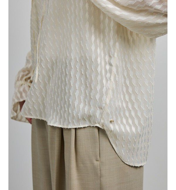 ROPE「【洗える】ラッフルVネックブラウス（ジャガード/リーフプリント）【WEB・一部店舗限定】」|シャツ・ブラウス|