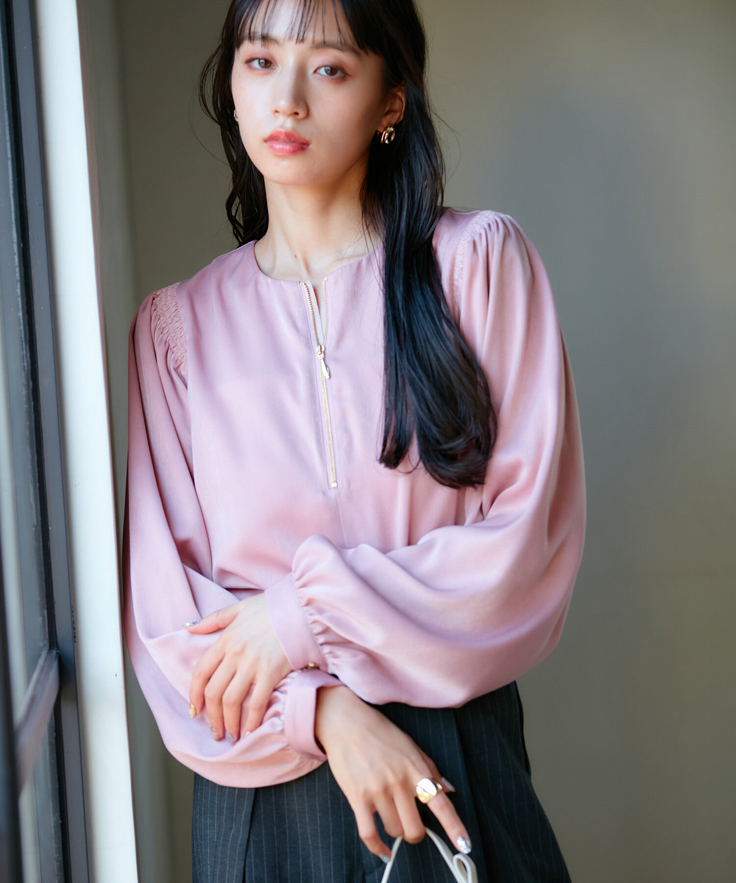 VIS「【前後2WAY】ファスナーピーチサテンブラウス」|シャツ・ブラウス|