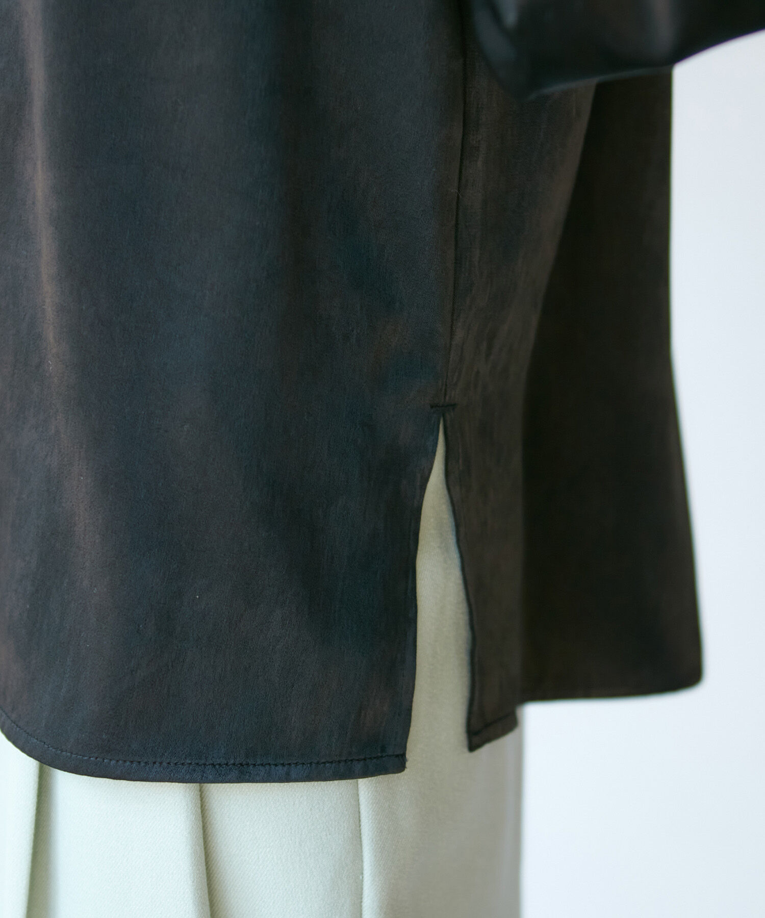 VIS「【前後2WAY】ファスナーピーチサテンブラウス」|シャツ・ブラウス|