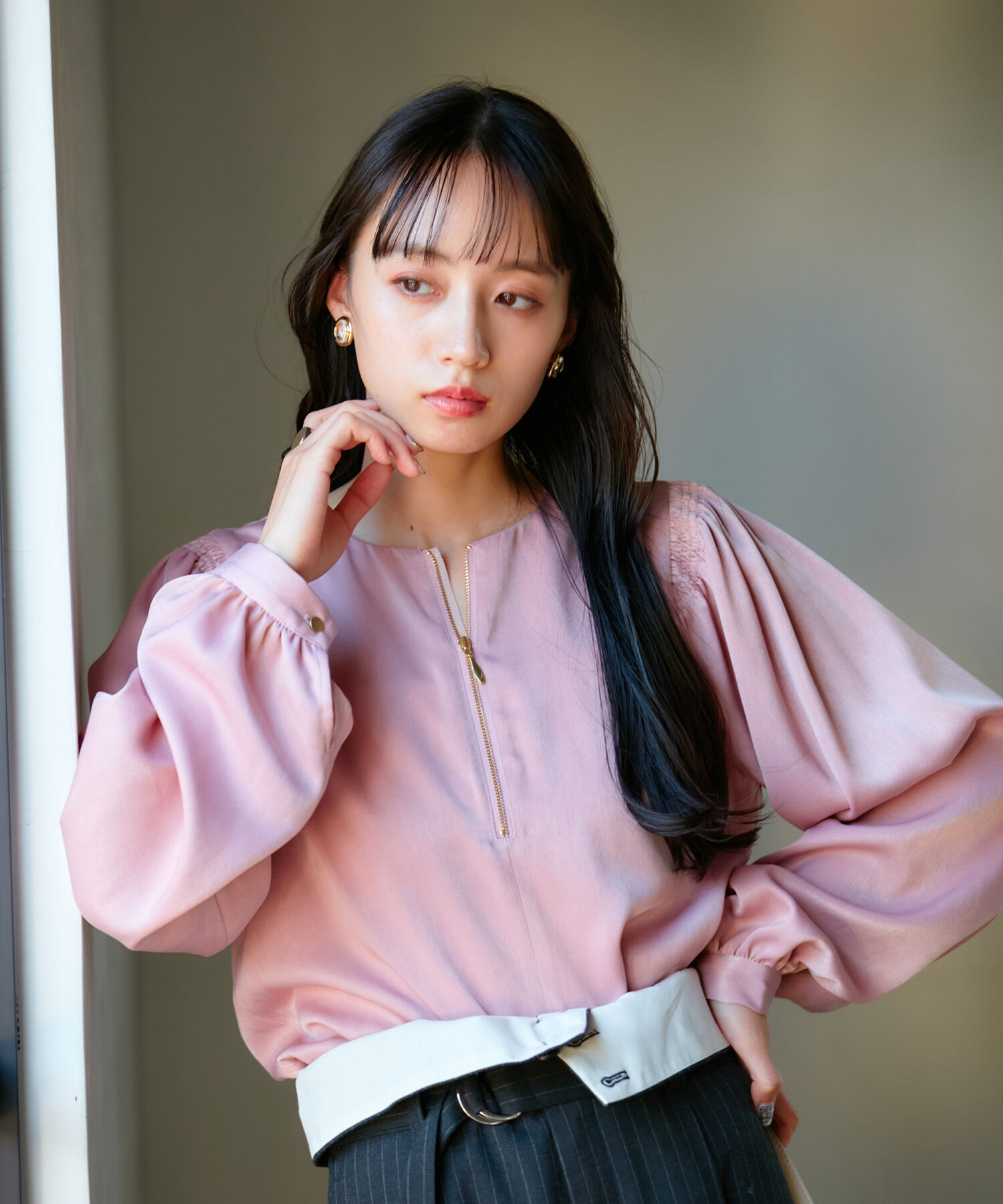 VIS「【前後2WAY】ファスナーピーチサテンブラウス」|シャツ・ブラウス|