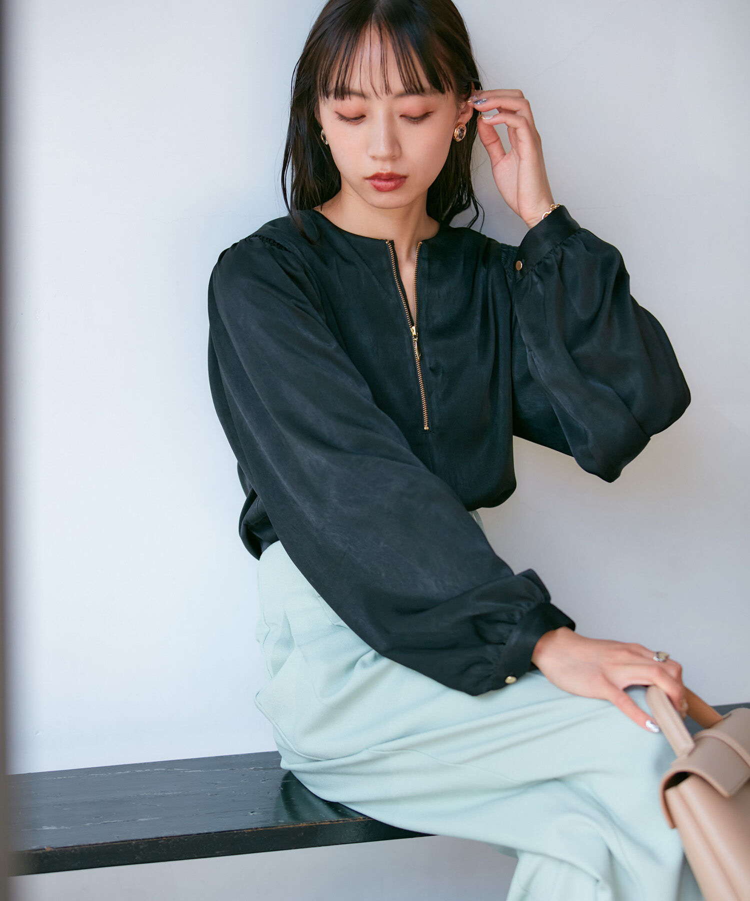 VIS「【前後2WAY】ファスナーピーチサテンブラウス」|シャツ・ブラウス|