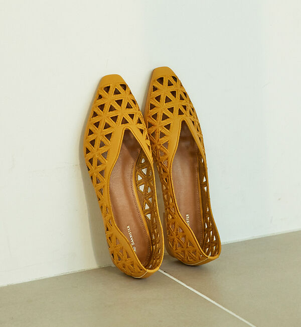 AU BANNISTER「【40周年】【Vibram/ヴィブラムソール】フラットパンプス」|パンプス|イエロー