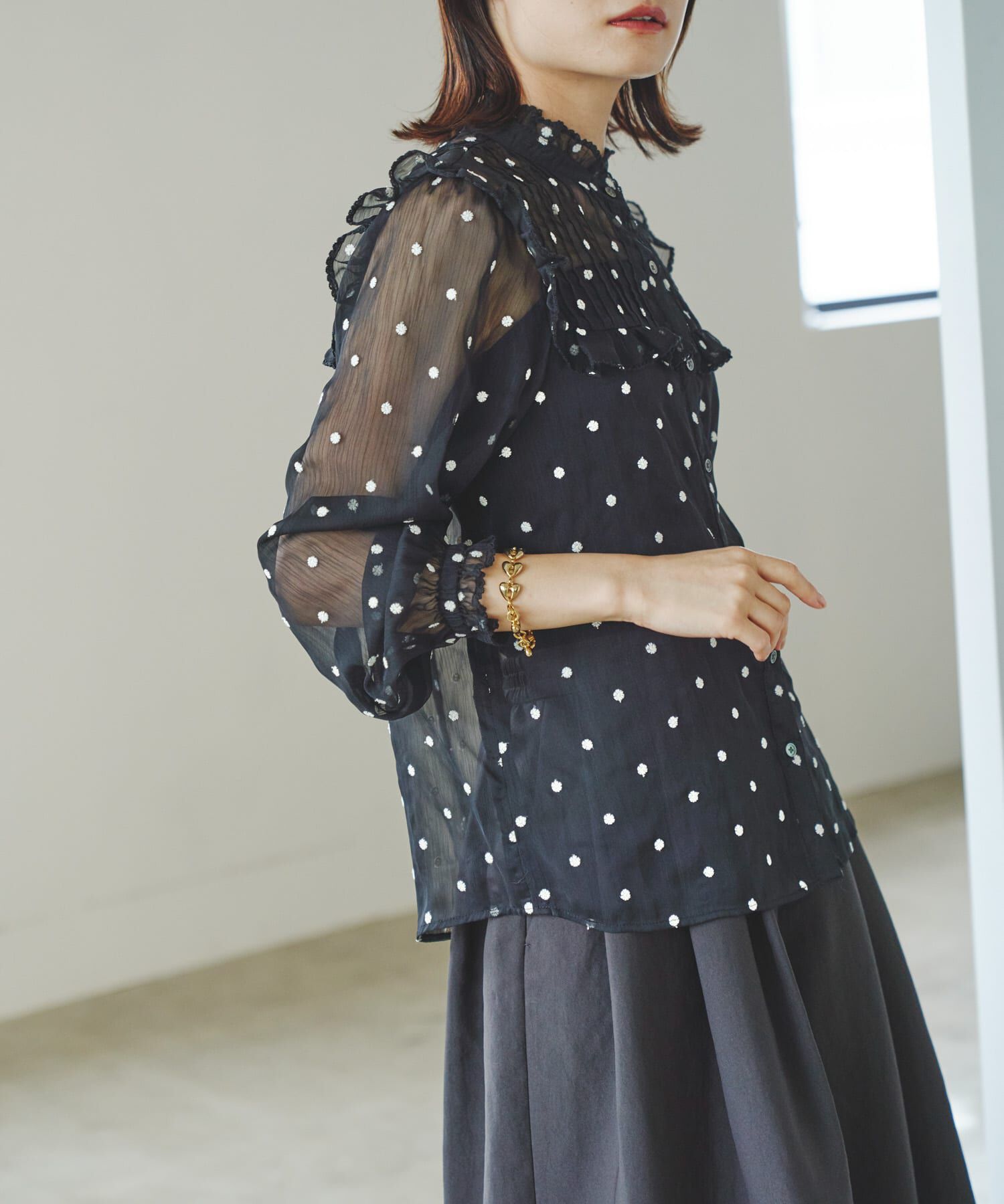 URBAN RESEARCH ROSSO「『WEB限定』フラワー刺繍フリルネックブラウス」|シャツ・ブラウス|