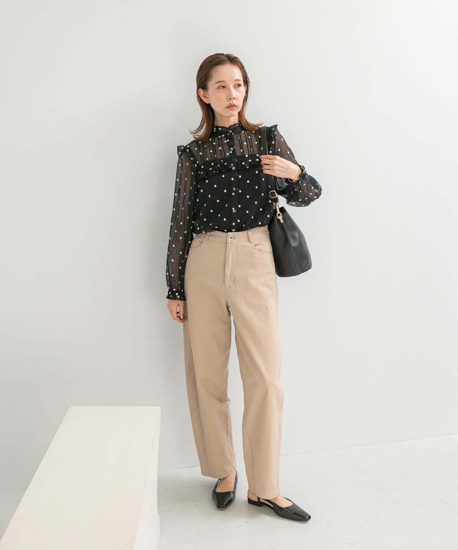 URBAN RESEARCH ROSSO「『WEB限定』フラワー刺繍フリルネックブラウス」|シャツ・ブラウス|