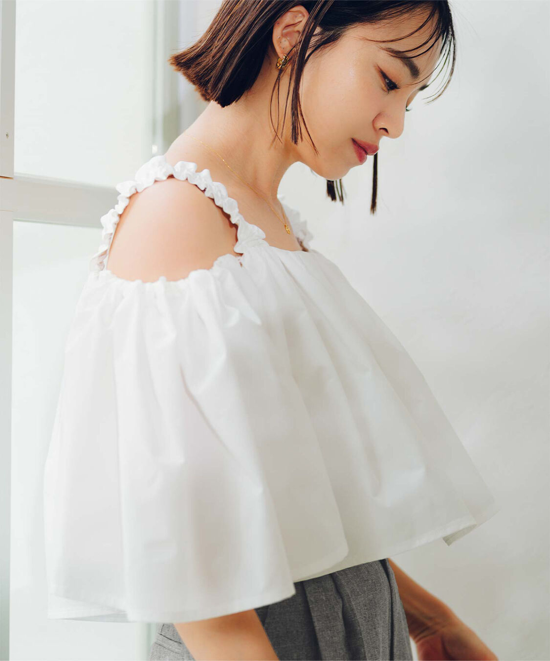 ur's「【春名亜美さんコラボアイテム】2wayフリルショルダートップス」|シャツ・ブラウス|