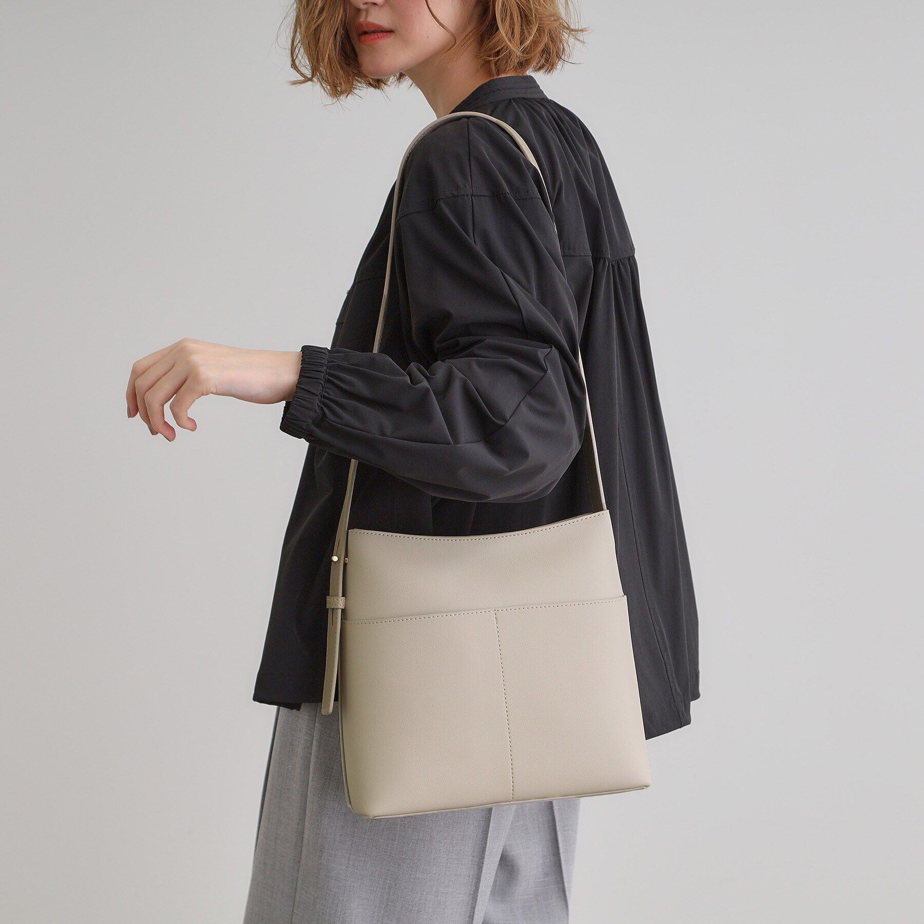 grove「【雑誌掲載】Tバーワンショルダー」|ショルダー・メッセンジャー|ライトグレー(011