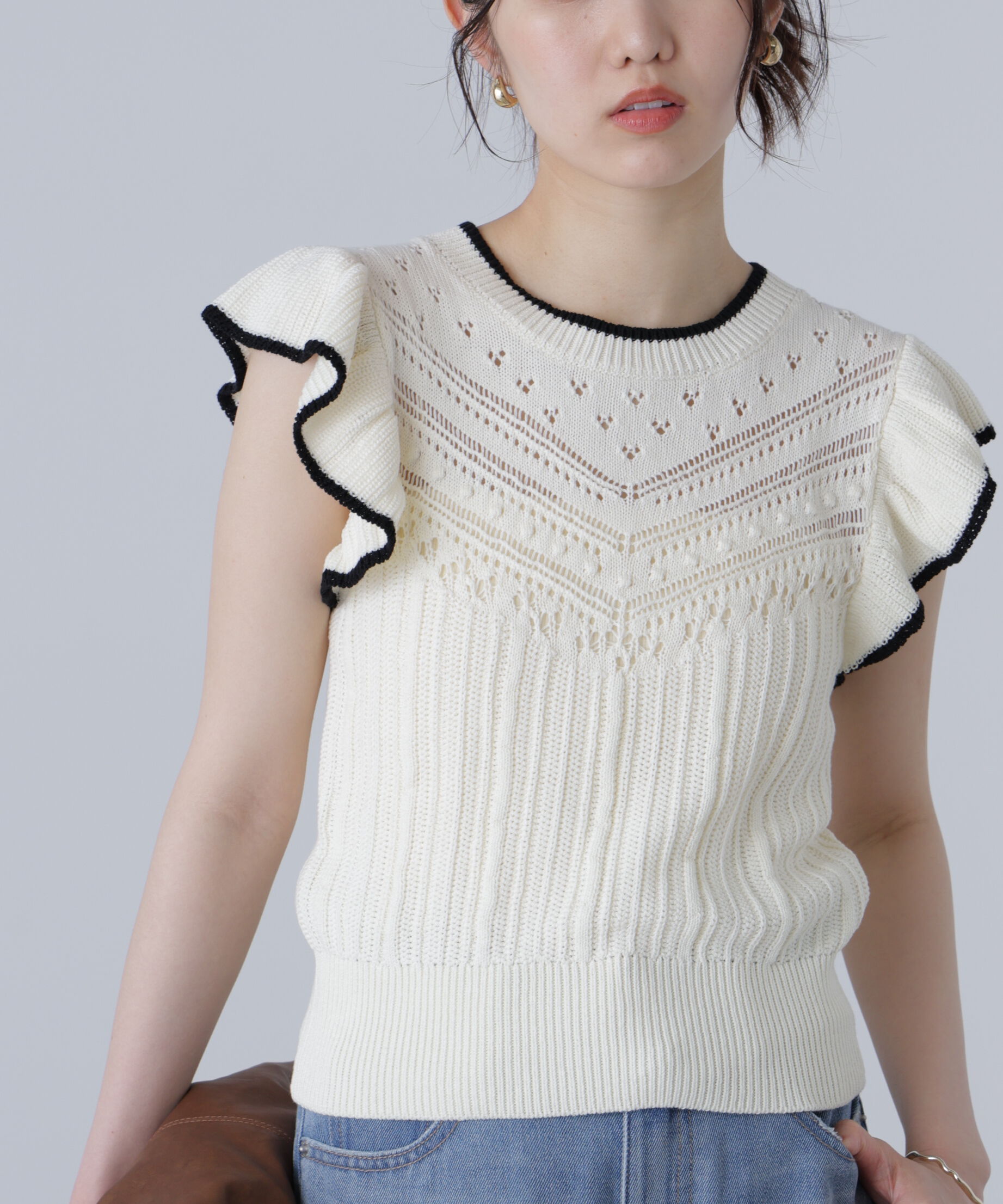  「肩フリル編地切り替えニット」|ニット・セーター|アイボリー&times;ブ