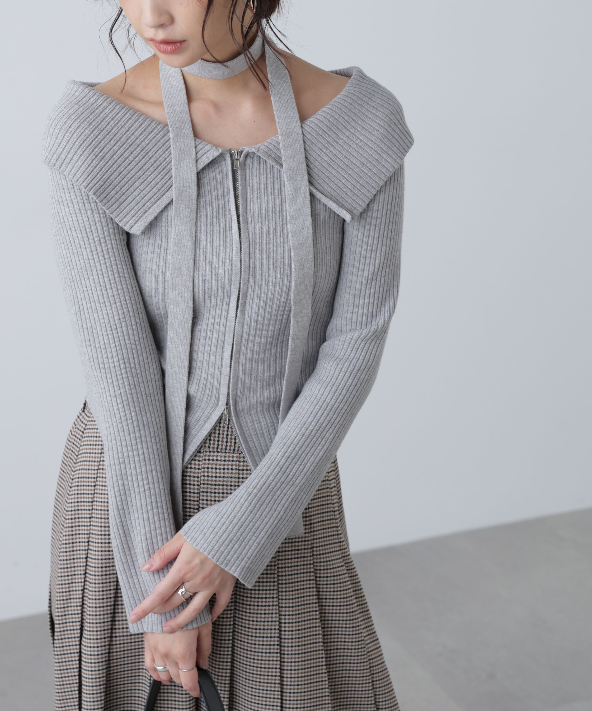  「フロントジップリブ衿オフショルニット」|ニット・セーター|