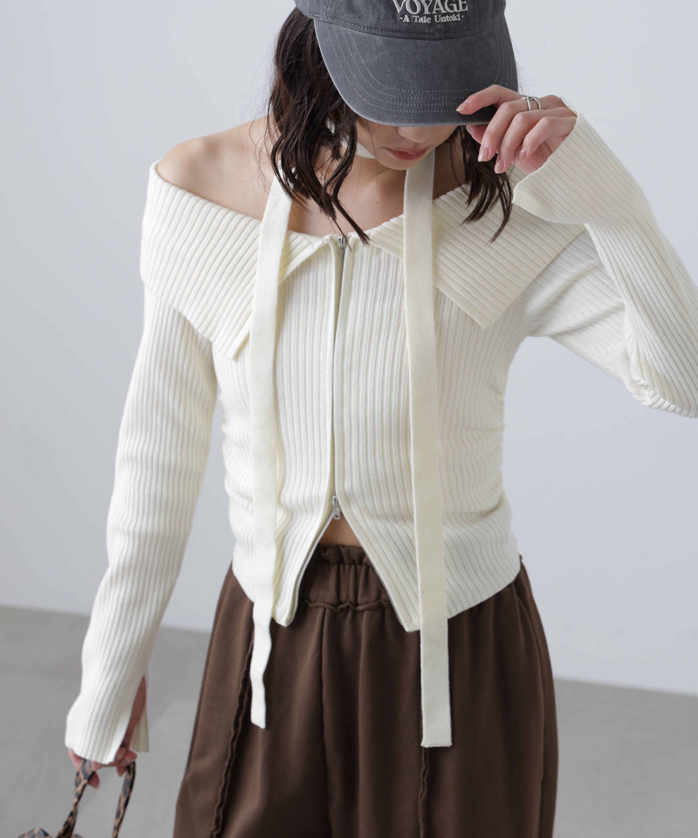  「フロントジップリブ衿オフショルニット」|ニット・セーター|