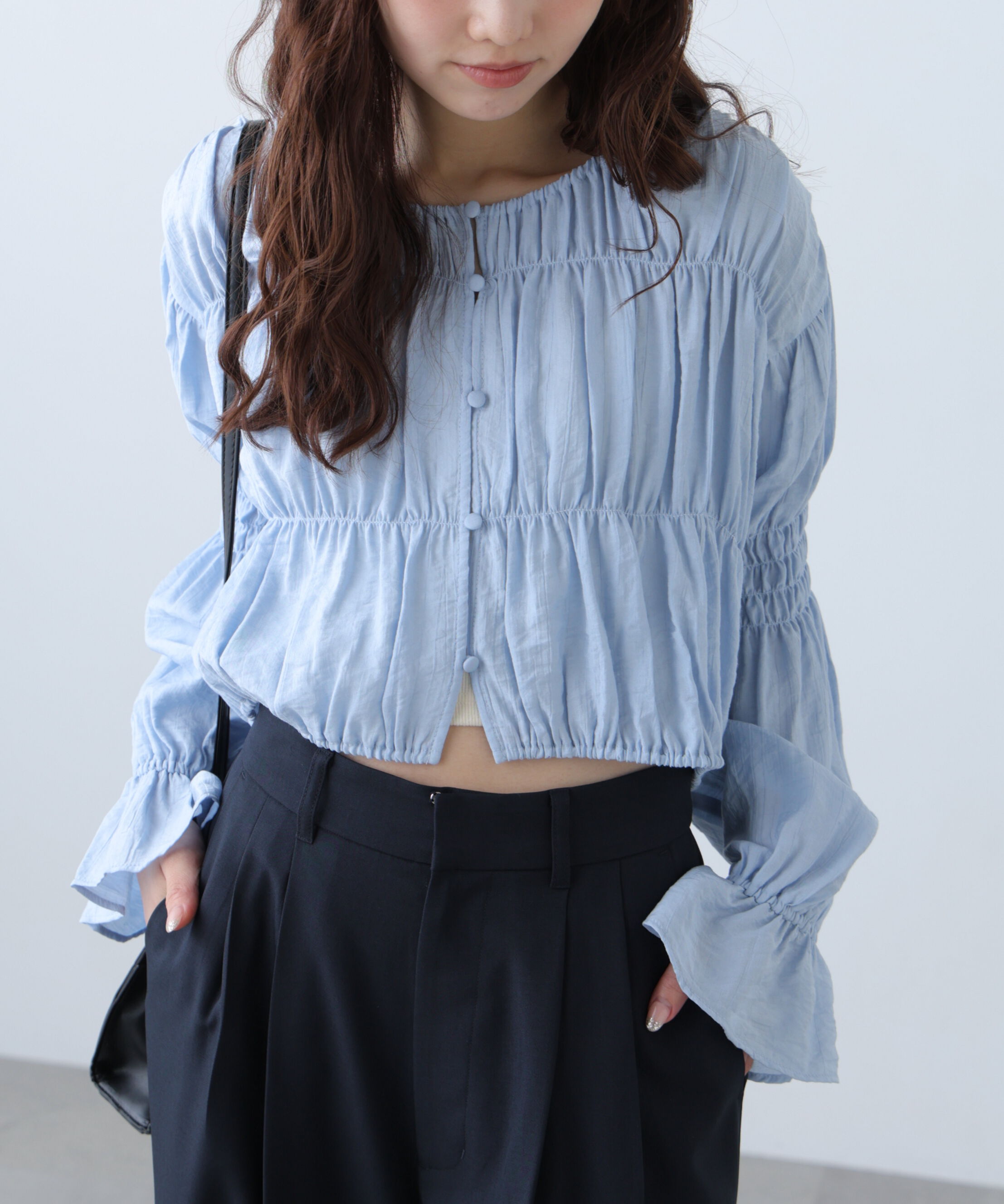  「シアーギャザー前開き短丈ブラウス」|シャツ・ブラウス|サックス
