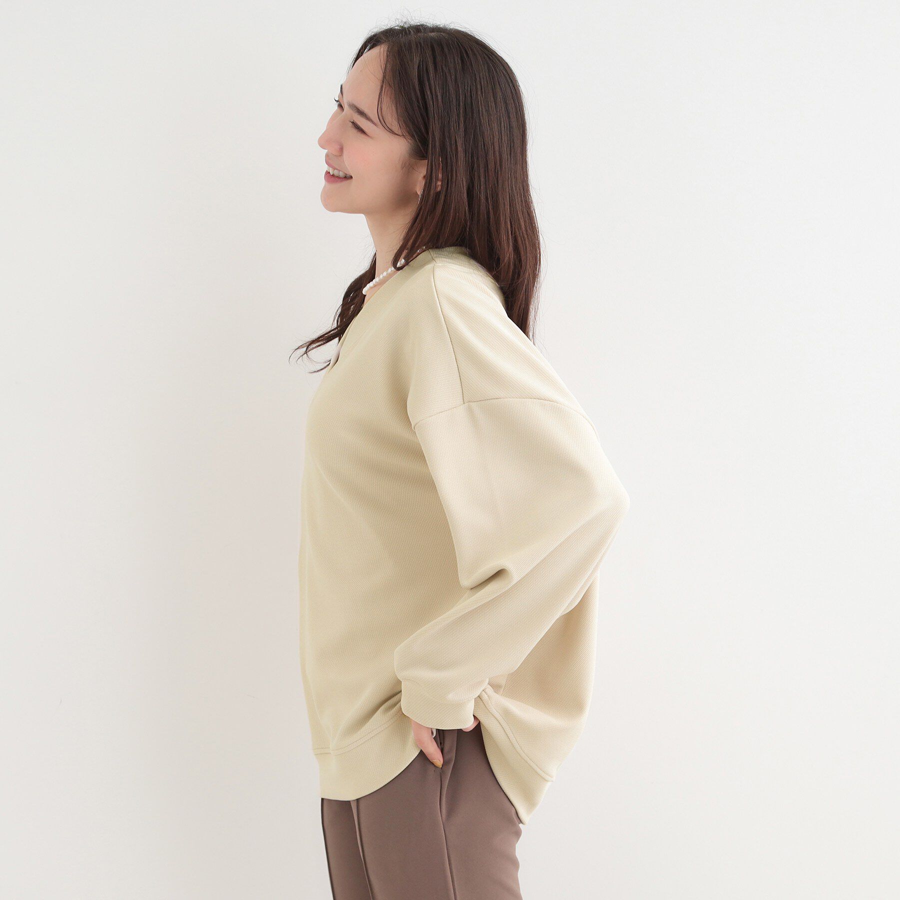 SHOO･LA･RUE「【洗濯機可】インせずすっきり見え。カットツイルVネックトップス」|Tシャツ・カットソー|