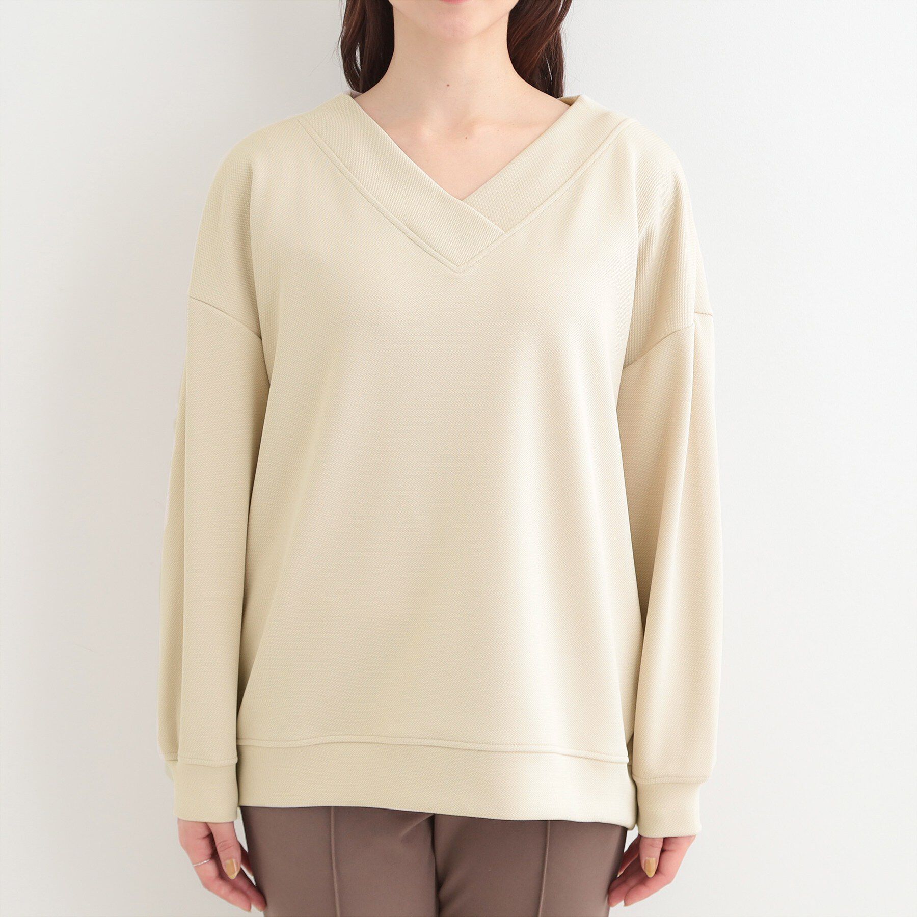 SHOO･LA･RUE「【洗濯機可】インせずすっきり見え。カットツイルVネックトップス」|Tシャツ・カットソー|